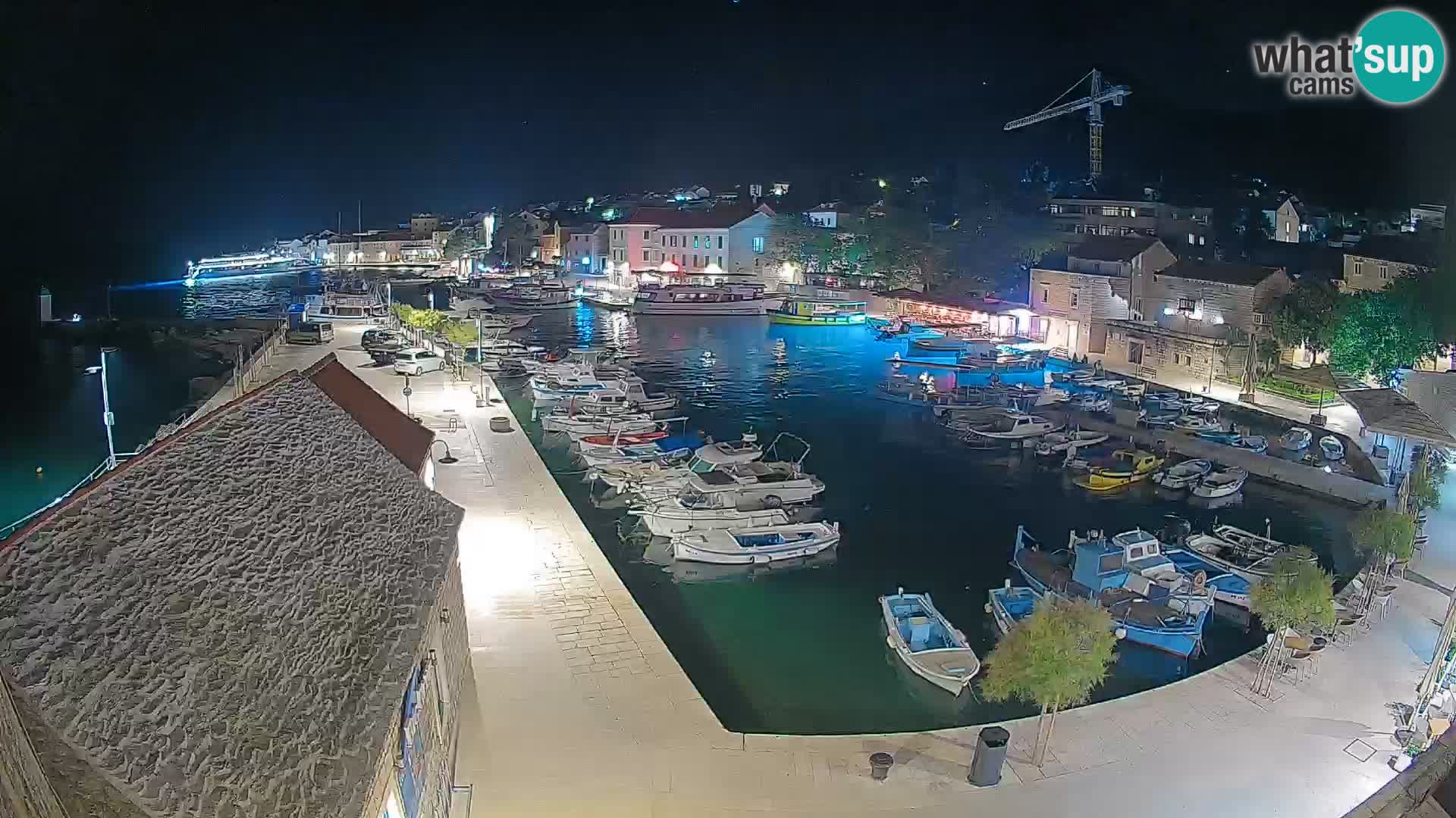 Web kamera Bol Riva – Pogled uživo na luku i marinu