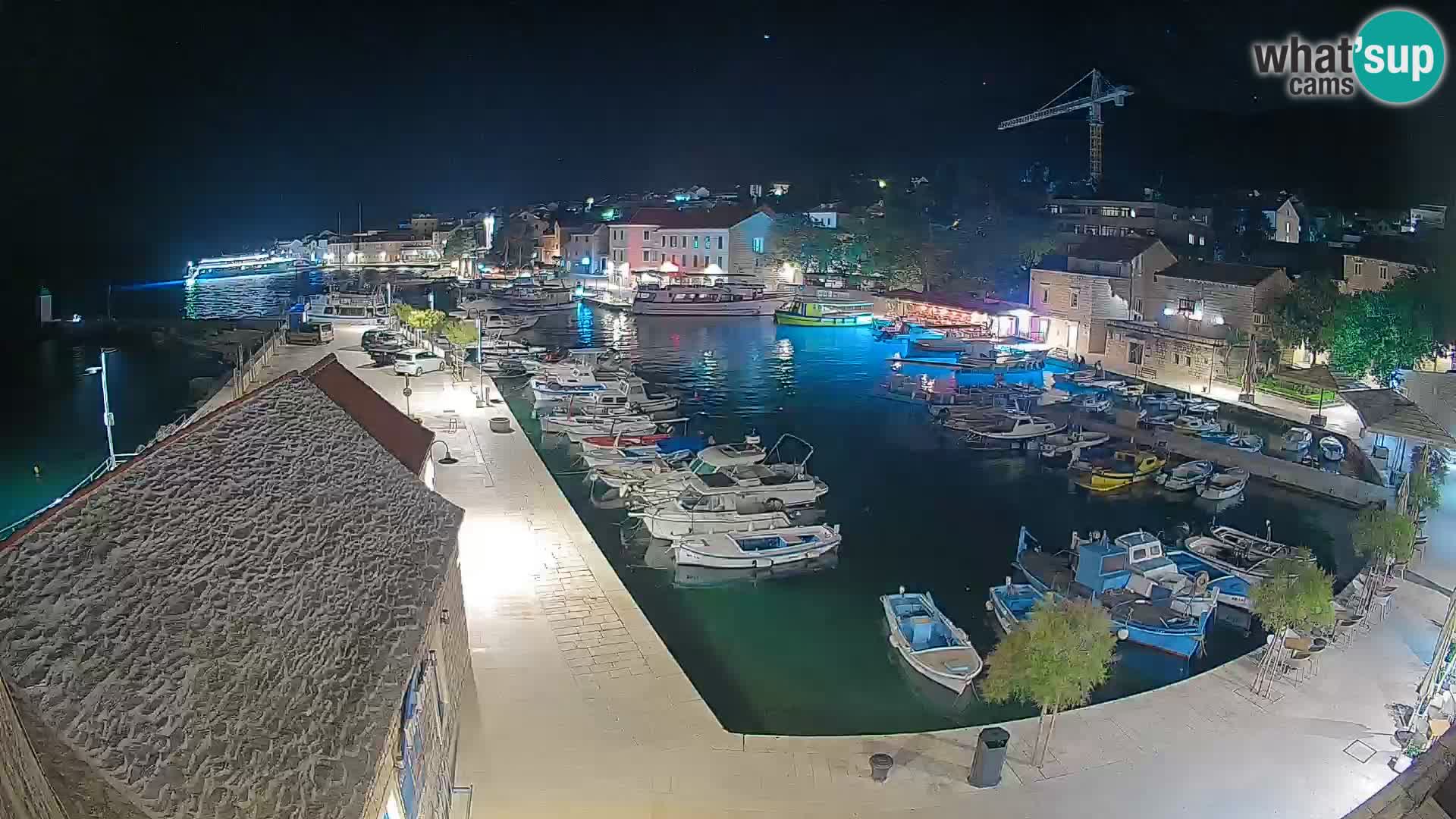 Spletna kamera Bol pristanišče – Pogled v živo na Rivo in marino