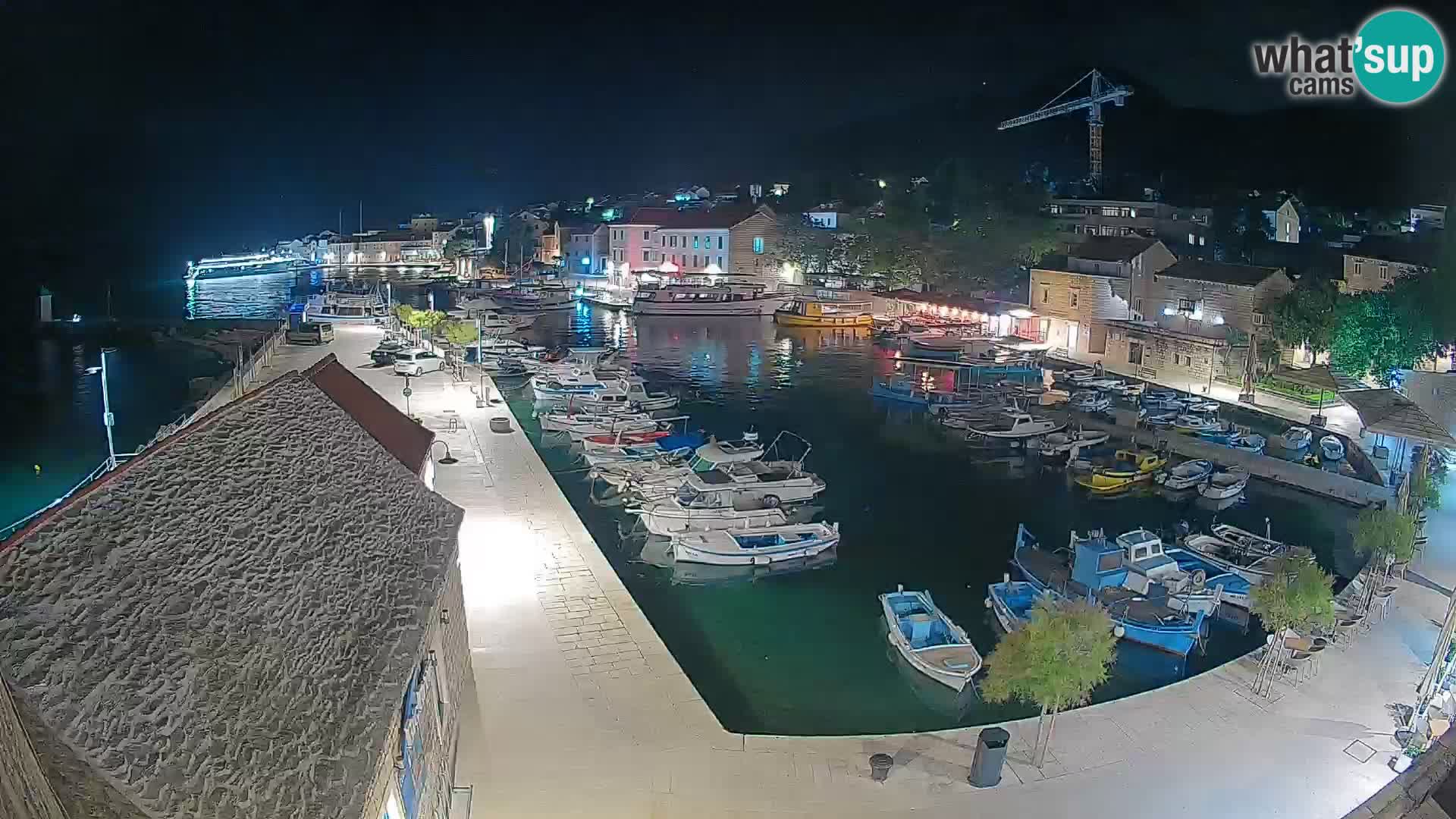 Spletna kamera Bol pristanišče – Pogled v živo na Rivo in marino
