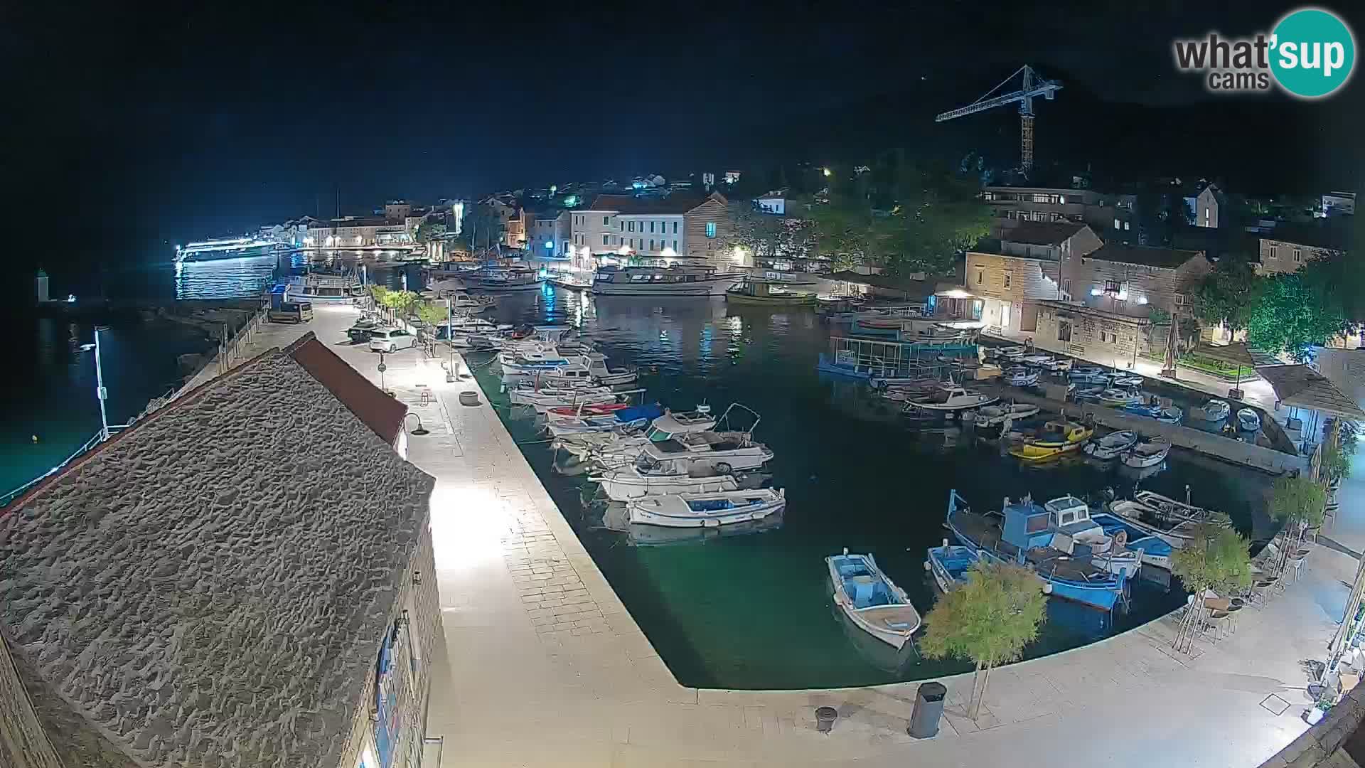 Spletna kamera Bol pristanišče – Pogled v živo na Rivo in marino