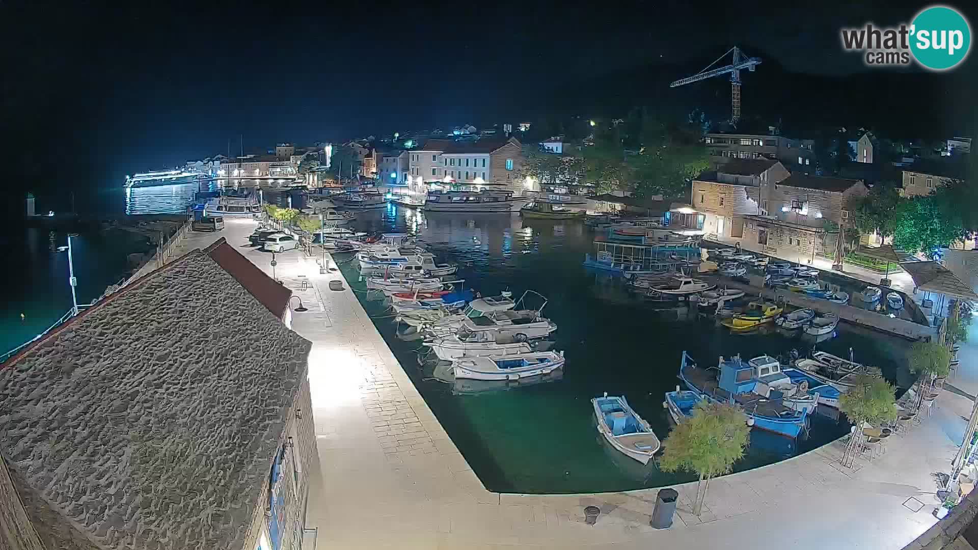 Spletna kamera Bol pristanišče – Pogled v živo na Rivo in marino