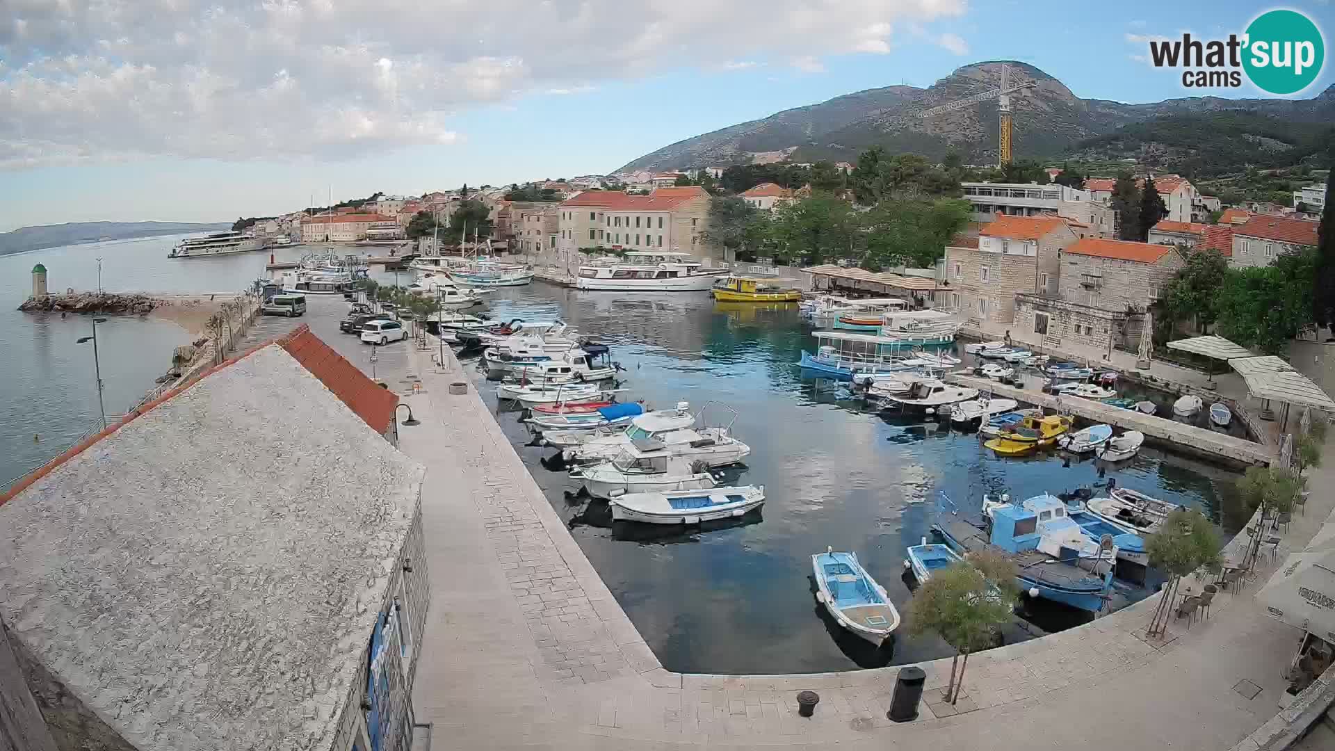 Spletna kamera Bol pristanišče – Pogled v živo na Rivo in marino