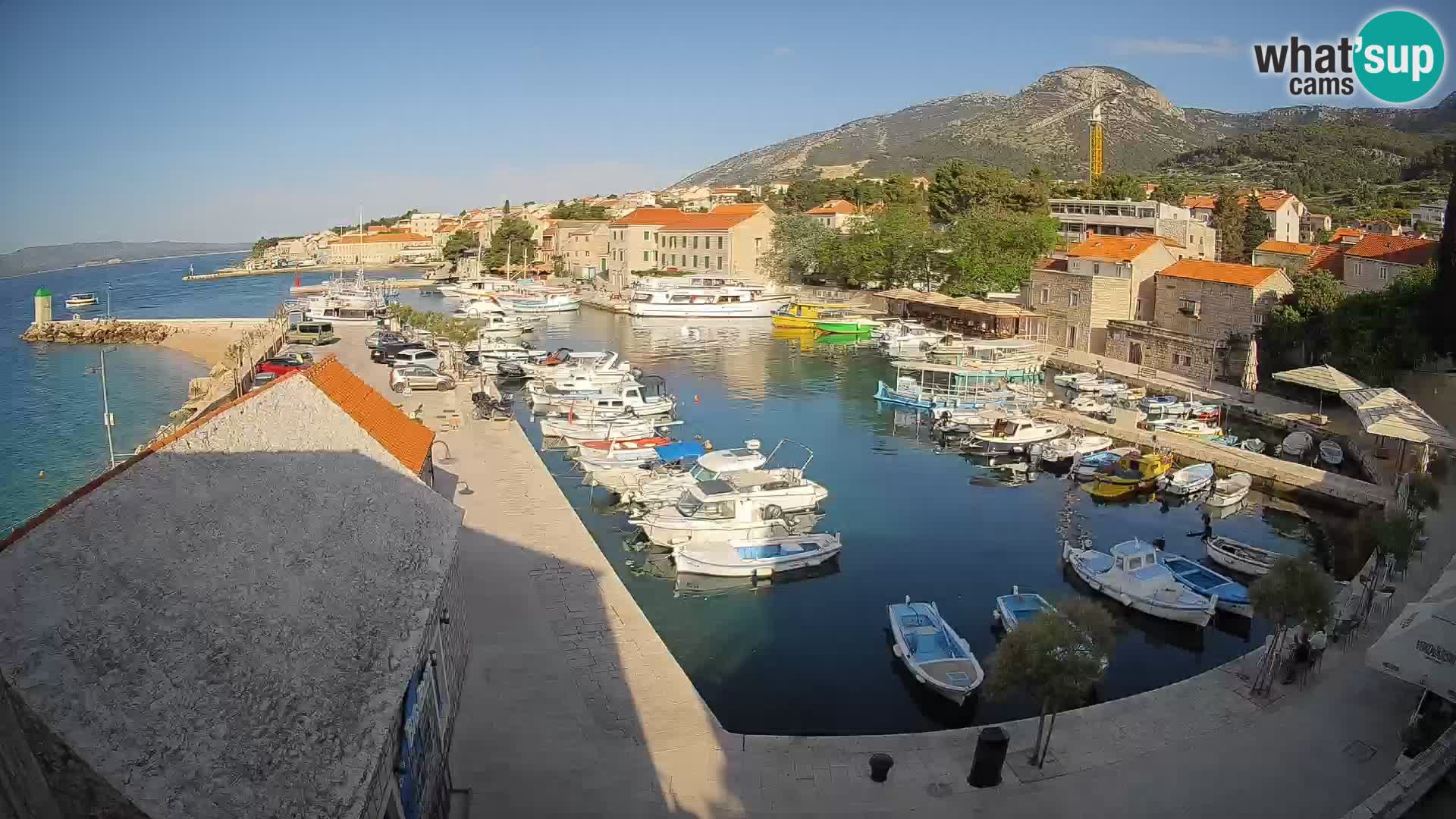 Web kamera Bol Riva – Pogled uživo na luku i marinu