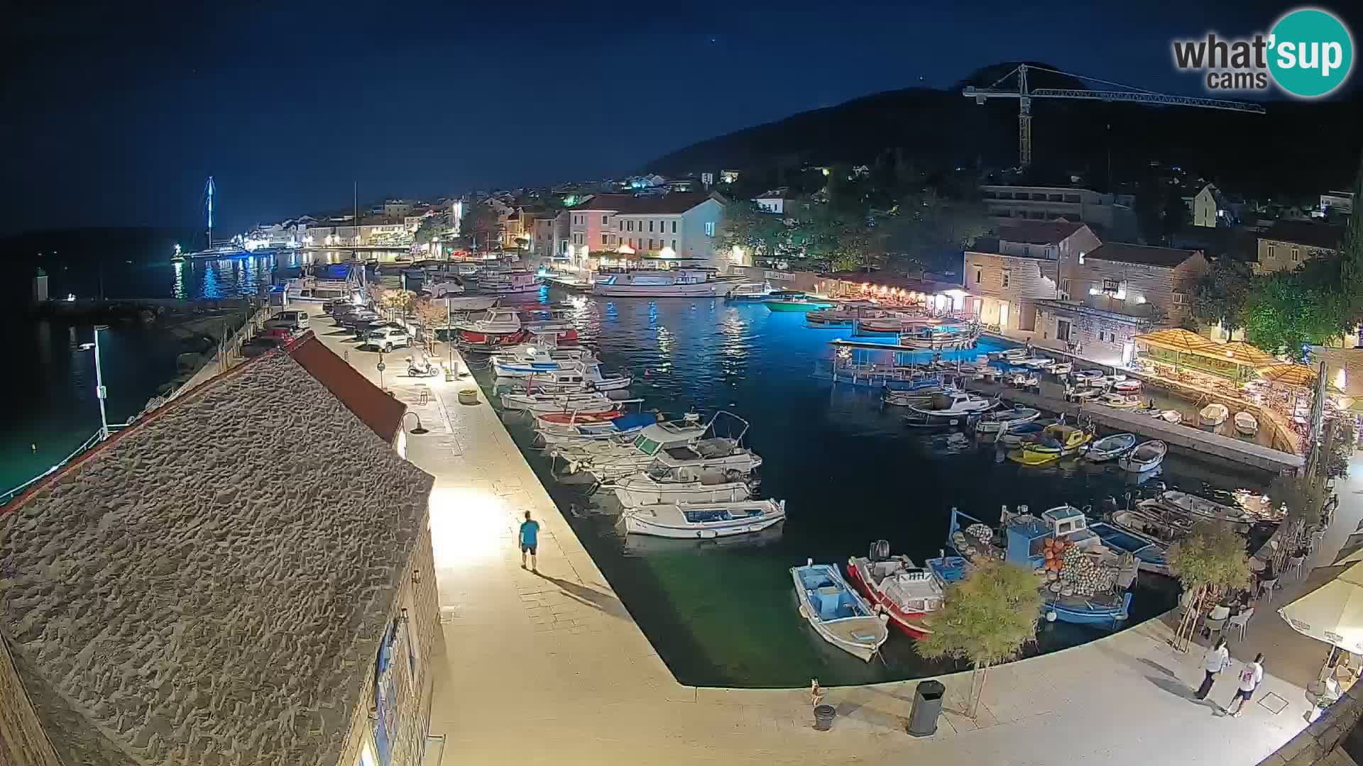 Spletna kamera Bol pristanišče – Pogled v živo na Rivo in marino