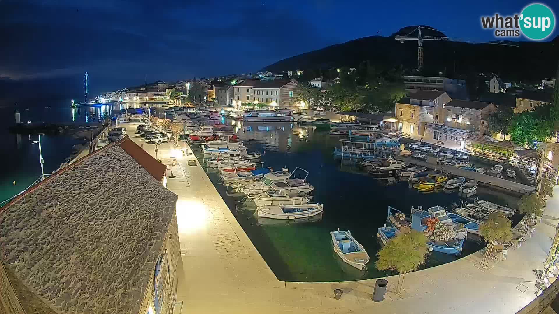 Spletna kamera Bol pristanišče – Pogled v živo na Rivo in marino