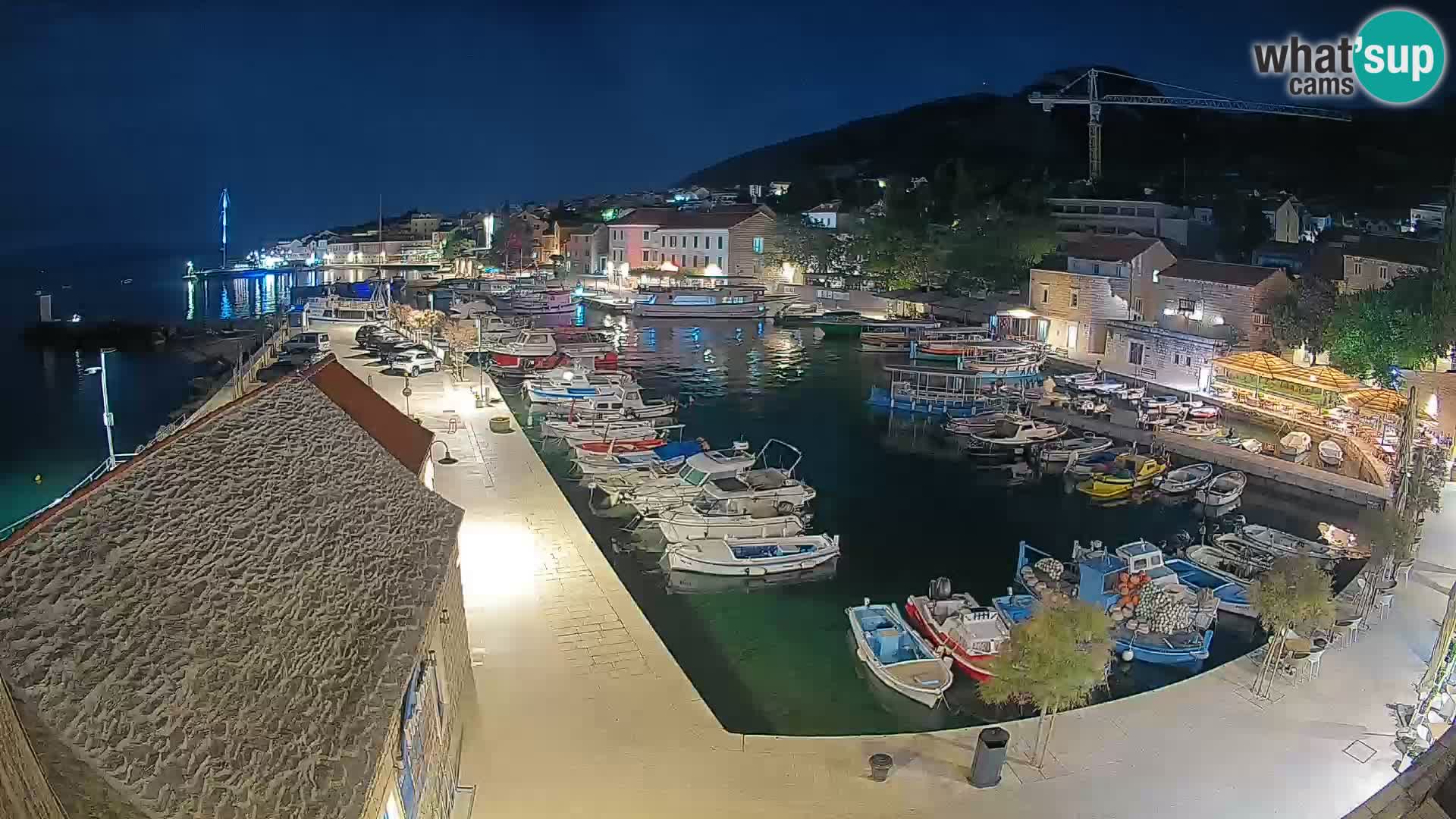 Spletna kamera Bol pristanišče – Pogled v živo na Rivo in marino