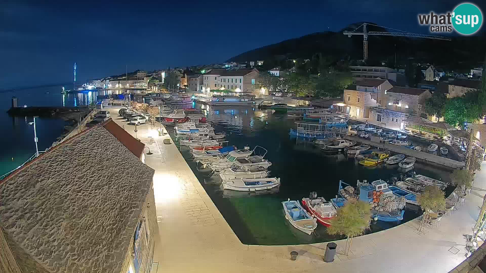 Spletna kamera Bol pristanišče – Pogled v živo na Rivo in marino