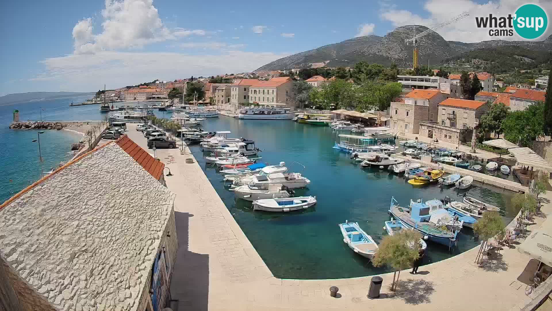 Web kamera Bol Riva – Pogled uživo na luku i marinu