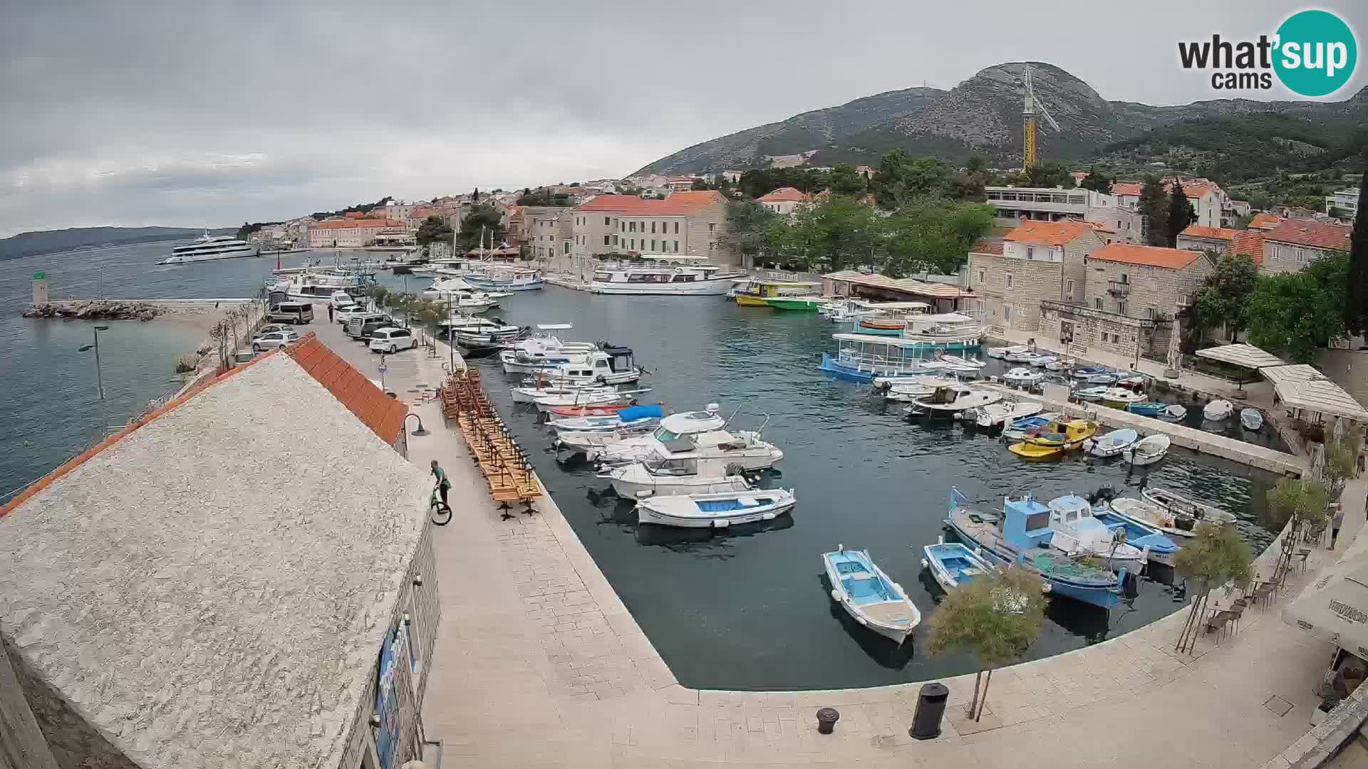 Spletna kamera Bol pristanišče – Pogled v živo na Rivo in marino