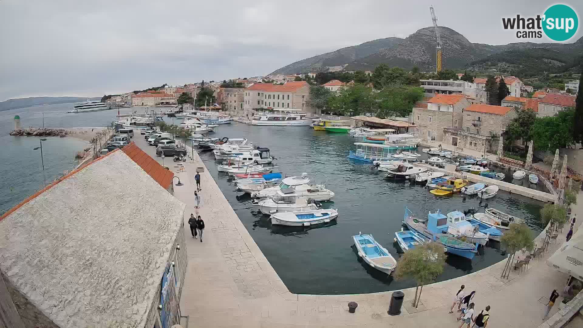 Spletna kamera Bol pristanišče – Pogled v živo na Rivo in marino