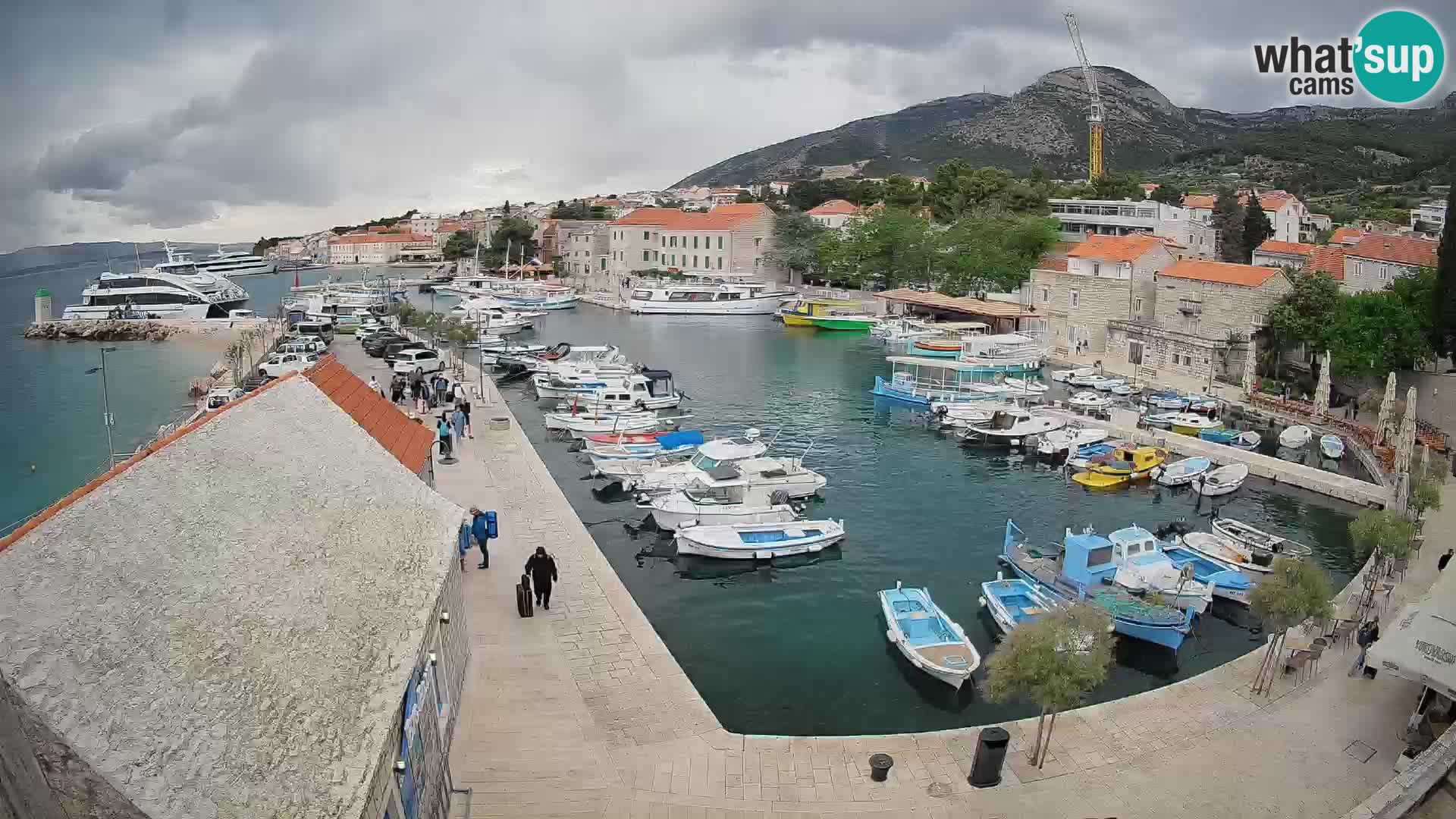 Spletna kamera Bol pristanišče – Pogled v živo na Rivo in marino