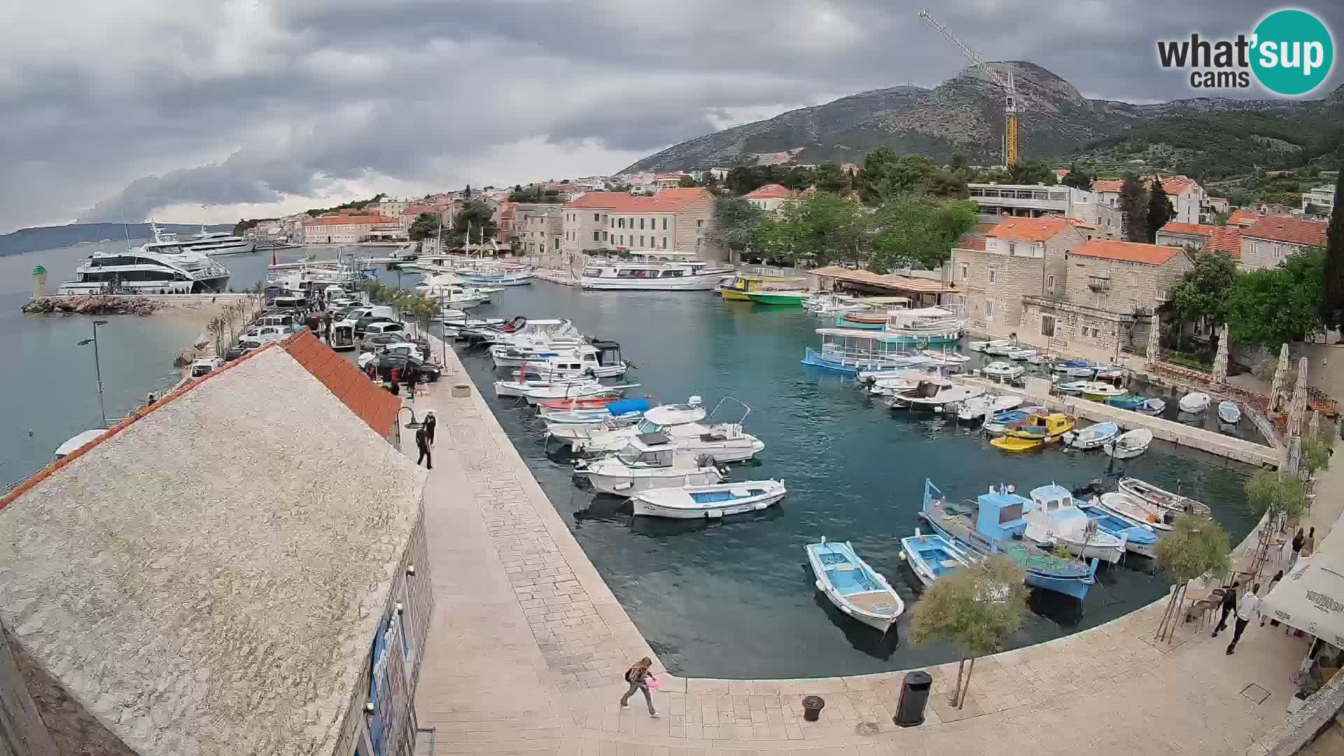Web kamera Bol Riva – Pogled uživo na luku i marinu