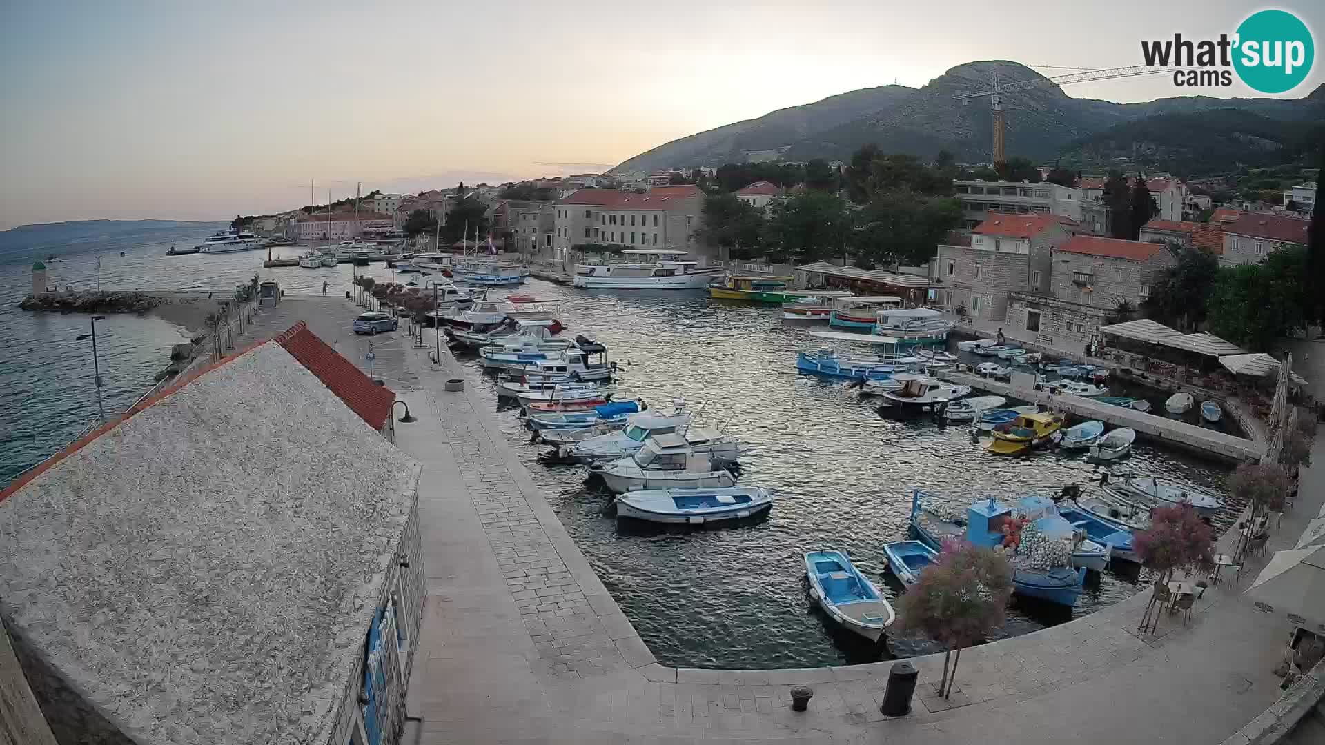 Spletna kamera Bol pristanišče – Pogled v živo na Rivo in marino