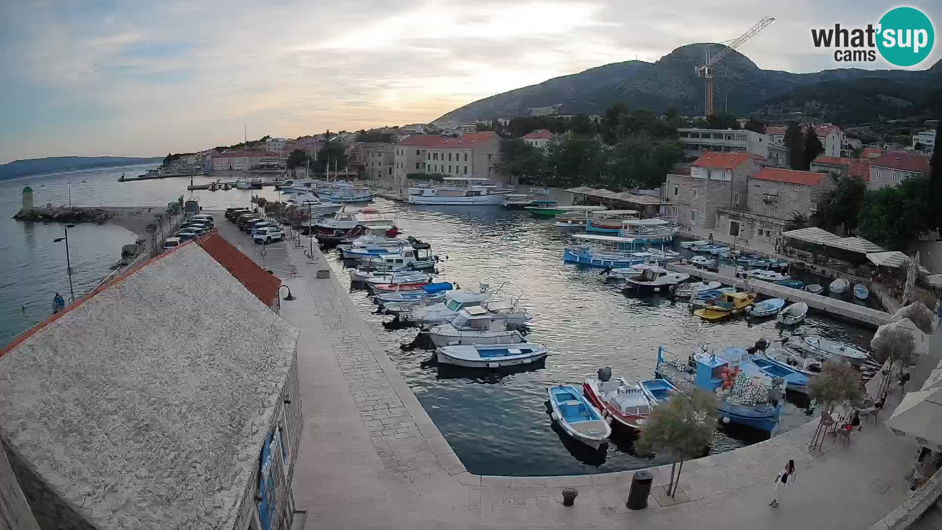 Spletna kamera Bol pristanišče – Pogled v živo na Rivo in marino