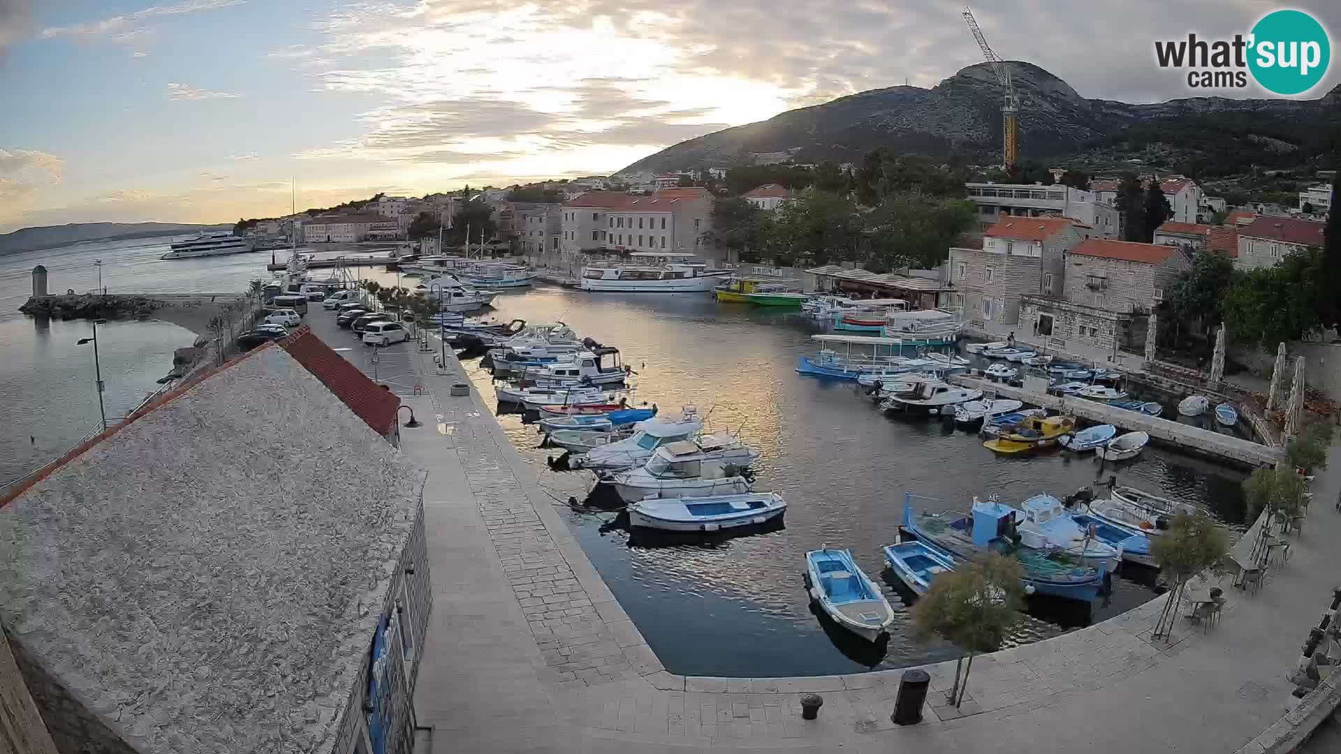 Web kamera Bol Riva – Pogled uživo na luku i marinu