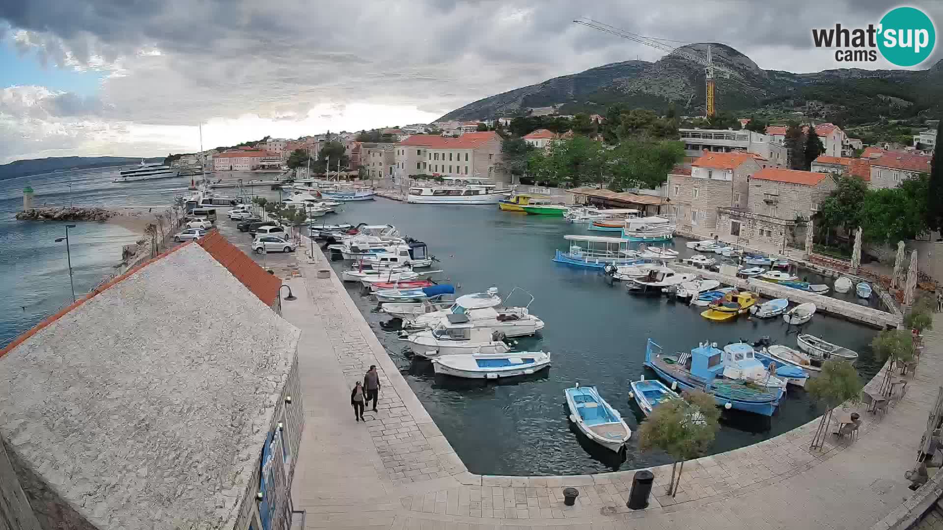 Web kamera Bol Riva – Pogled uživo na luku i marinu