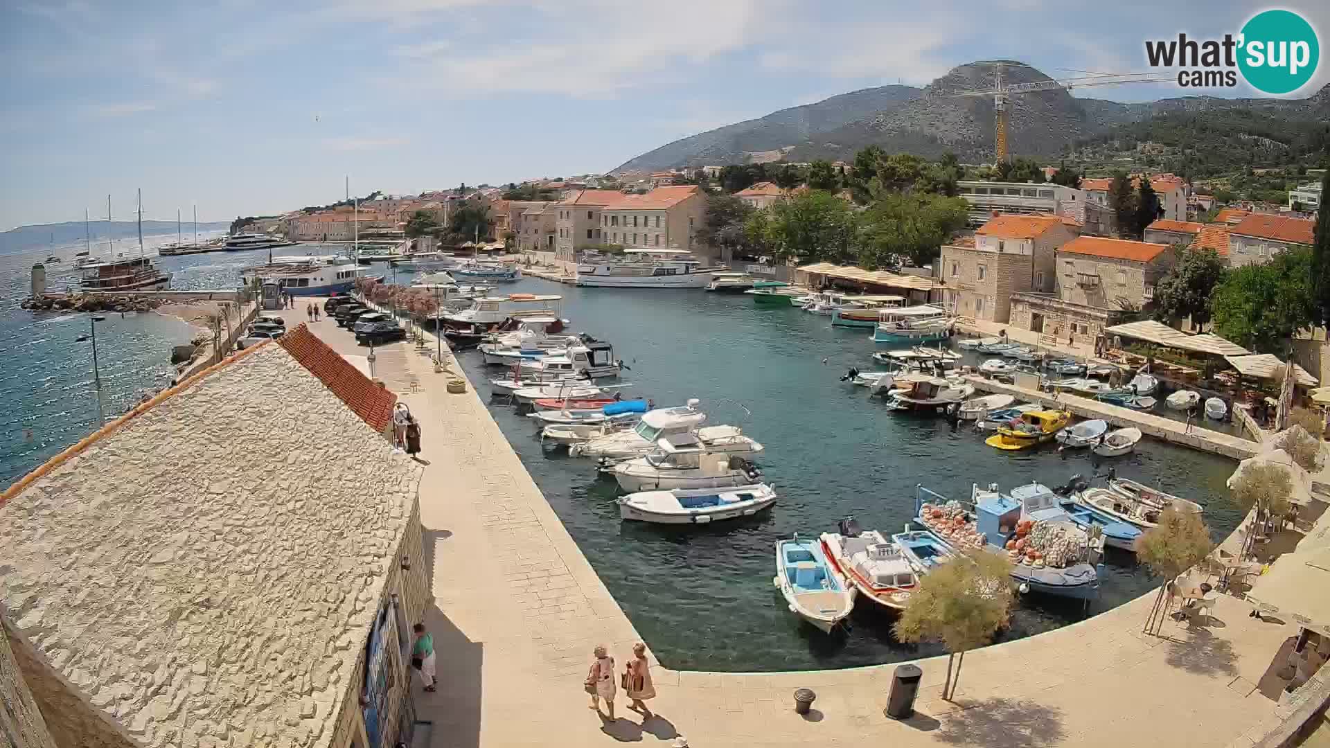 Web kamera Bol Riva – Pogled uživo na luku i marinu