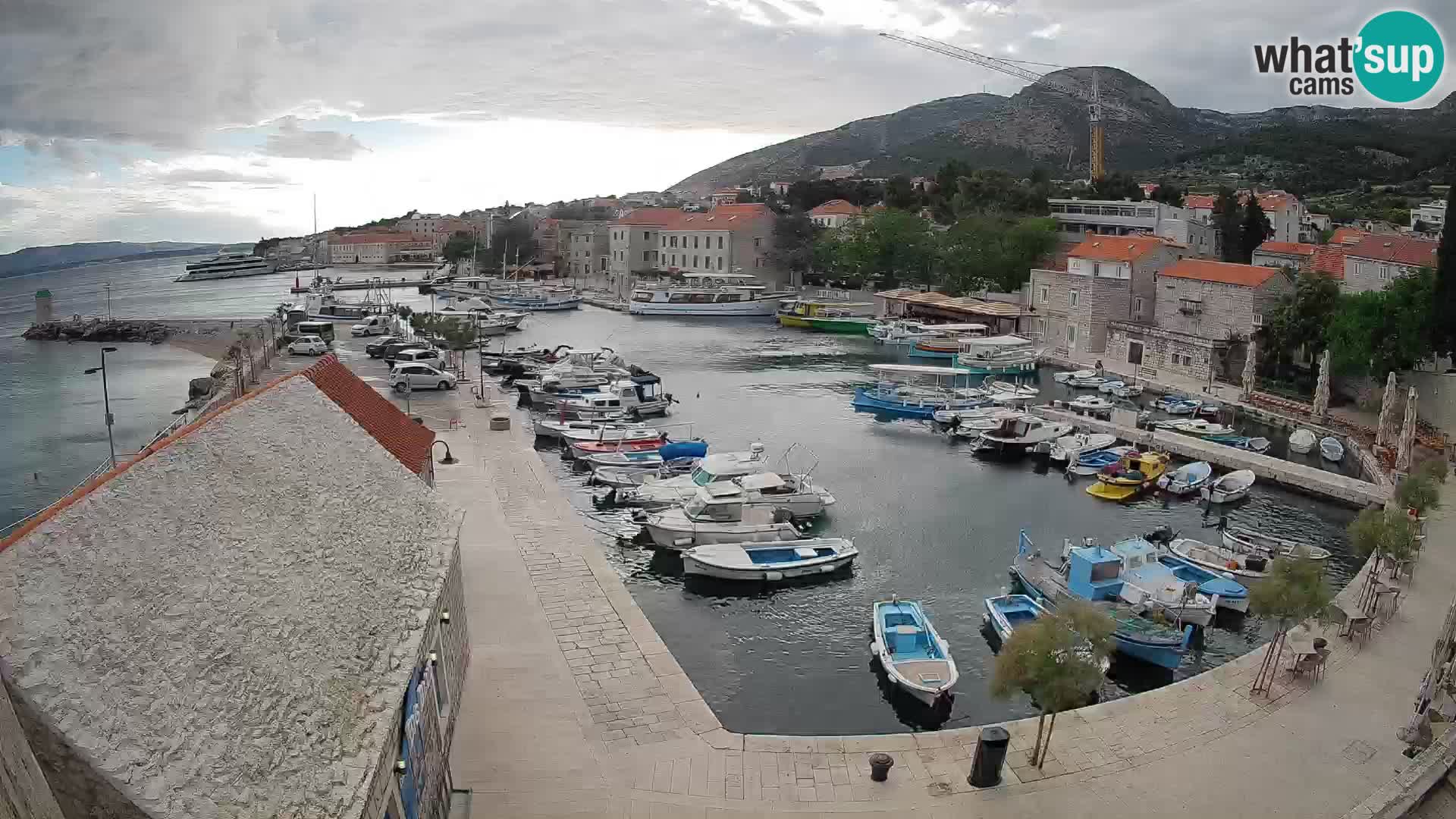 Spletna kamera Bol pristanišče – Pogled v živo na Rivo in marino