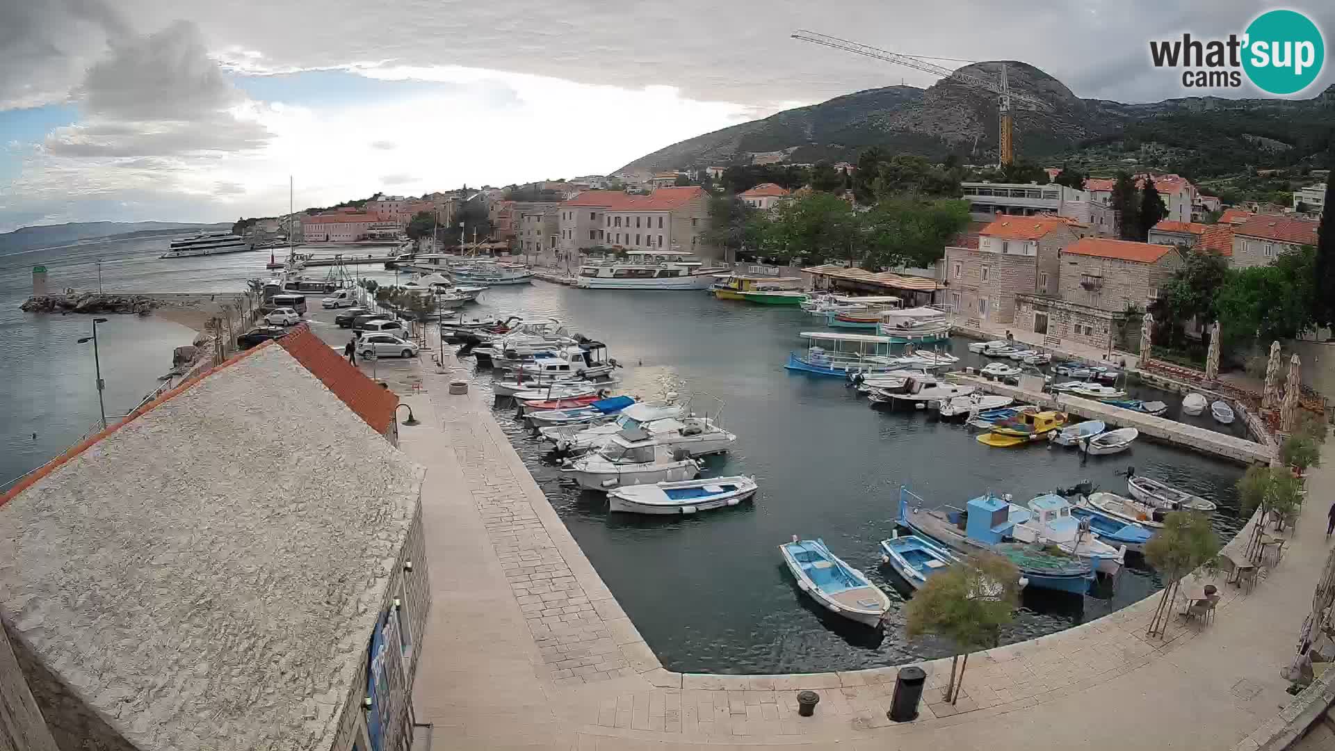 Spletna kamera Bol pristanišče – Pogled v živo na Rivo in marino