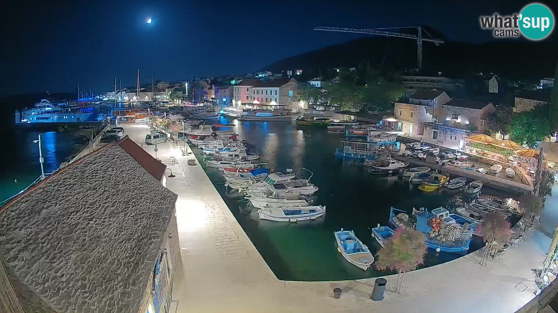 Spletna kamera Bol pristanišče – Pogled v živo na Rivo in marino