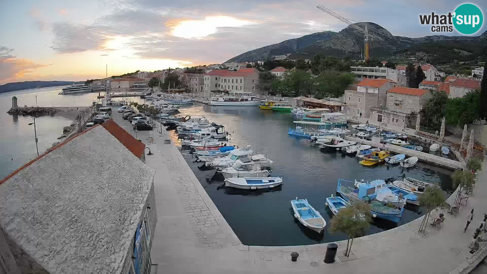 Web kamera Bol Riva – Pogled uživo na luku i marinu