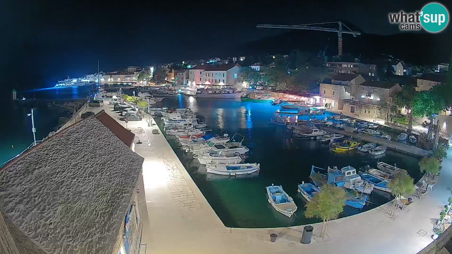 Spletna kamera Bol pristanišče – Pogled v živo na Rivo in marino
