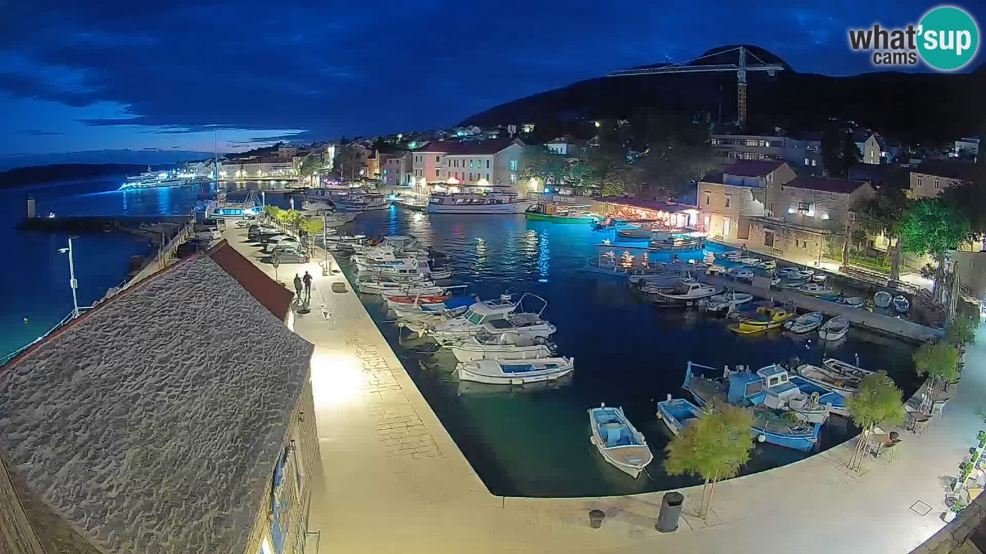Spletna kamera Bol pristanišče – Pogled v živo na Rivo in marino