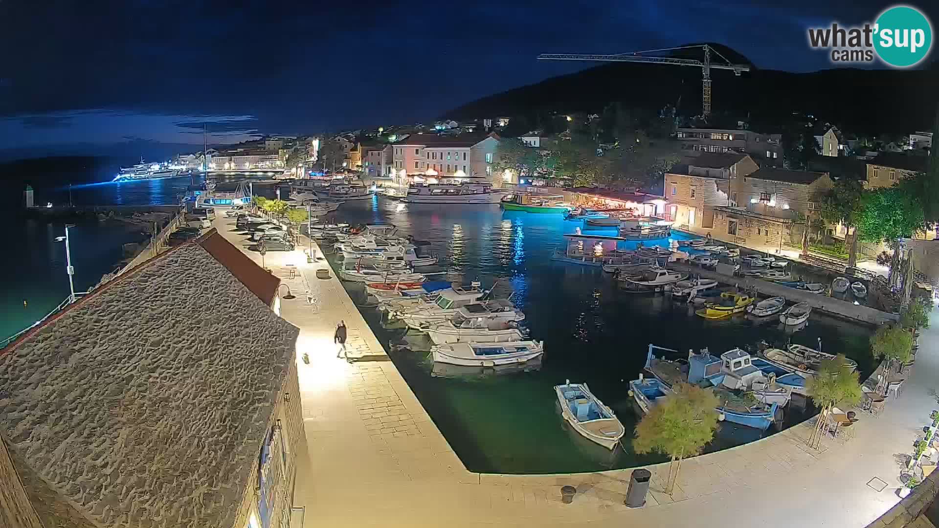 Web kamera Bol Riva – Pogled uživo na luku i marinu