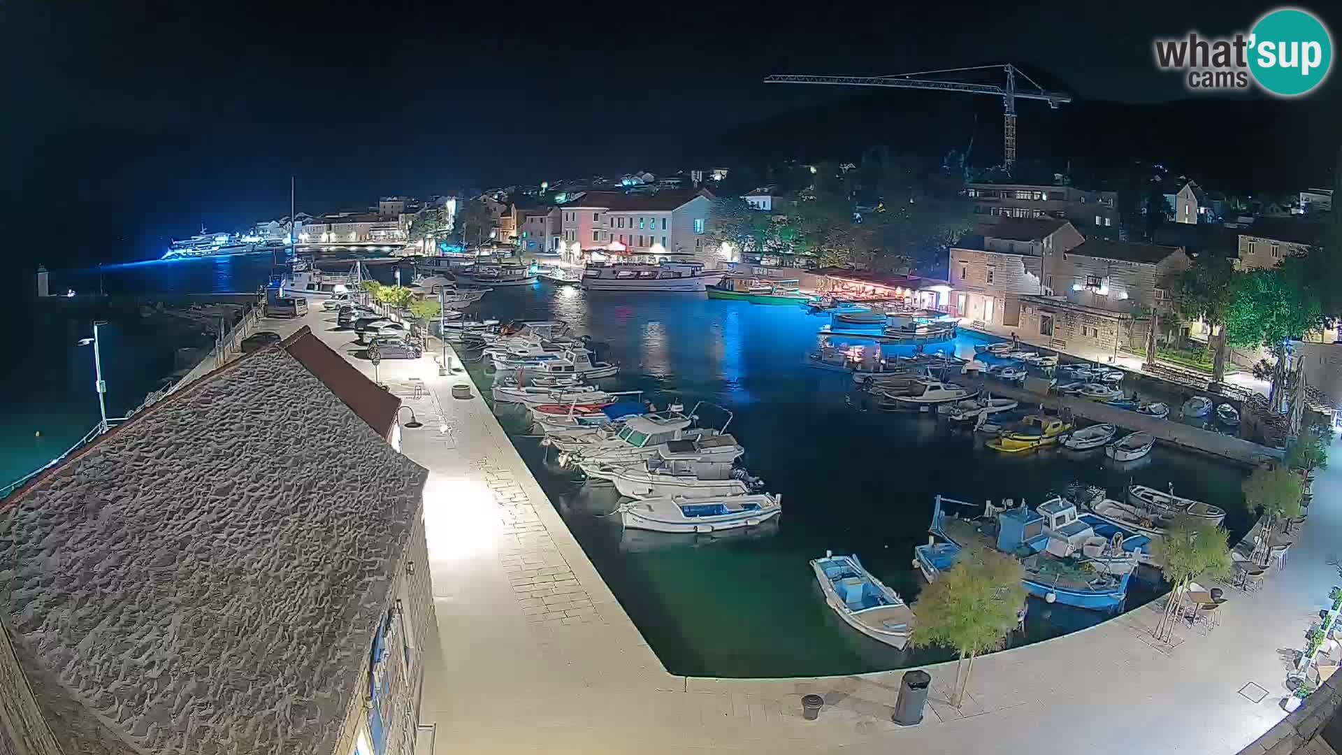 Spletna kamera Bol pristanišče – Pogled v živo na Rivo in marino