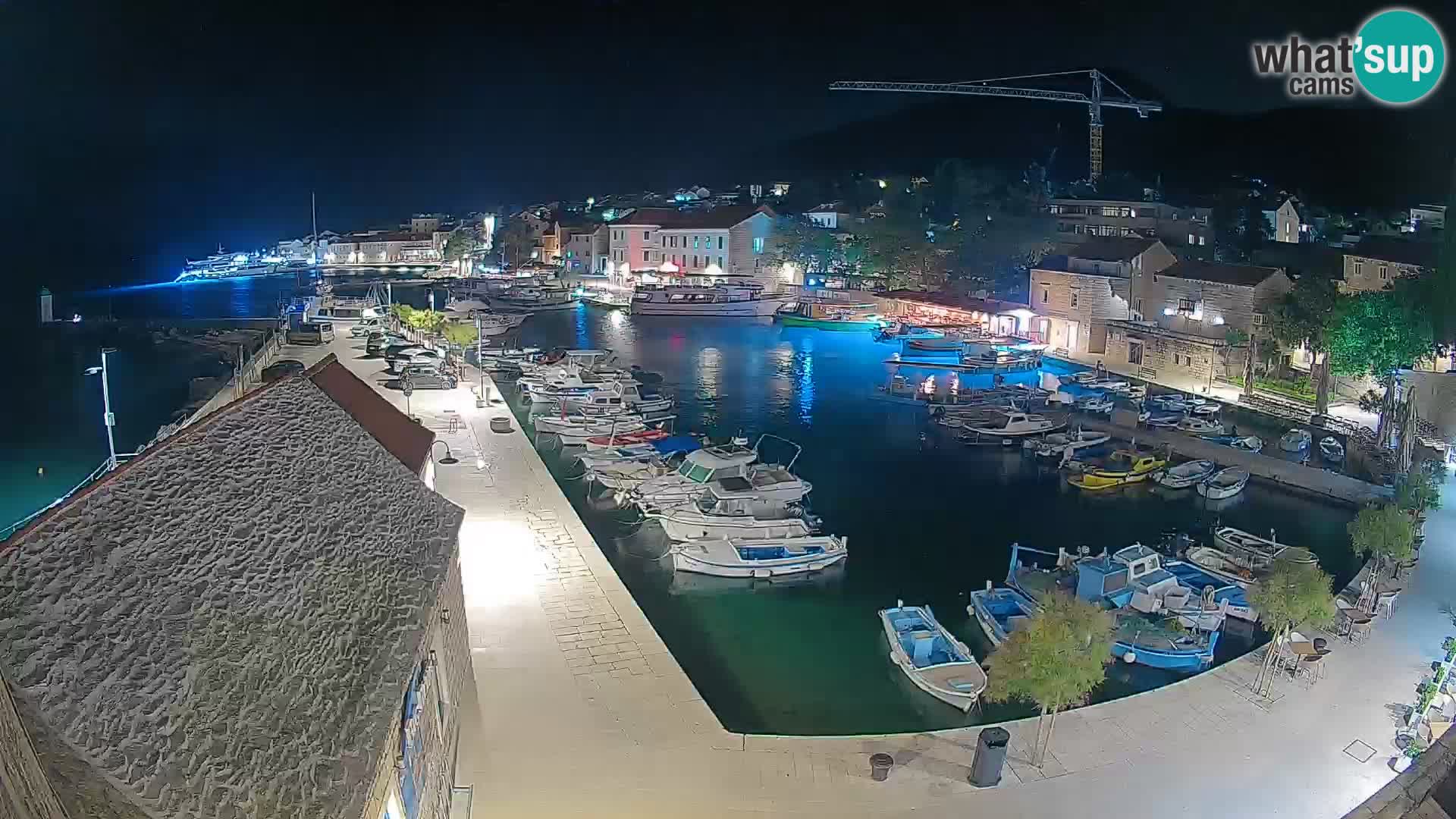 Spletna kamera Bol pristanišče – Pogled v živo na Rivo in marino