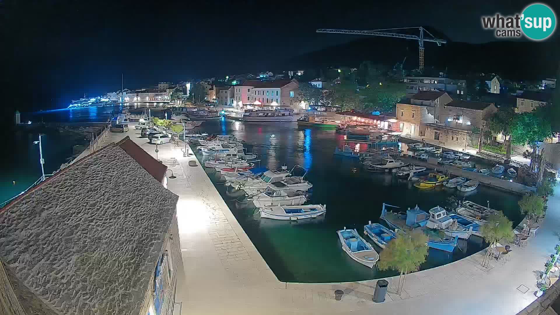 Spletna kamera Bol pristanišče – Pogled v živo na Rivo in marino