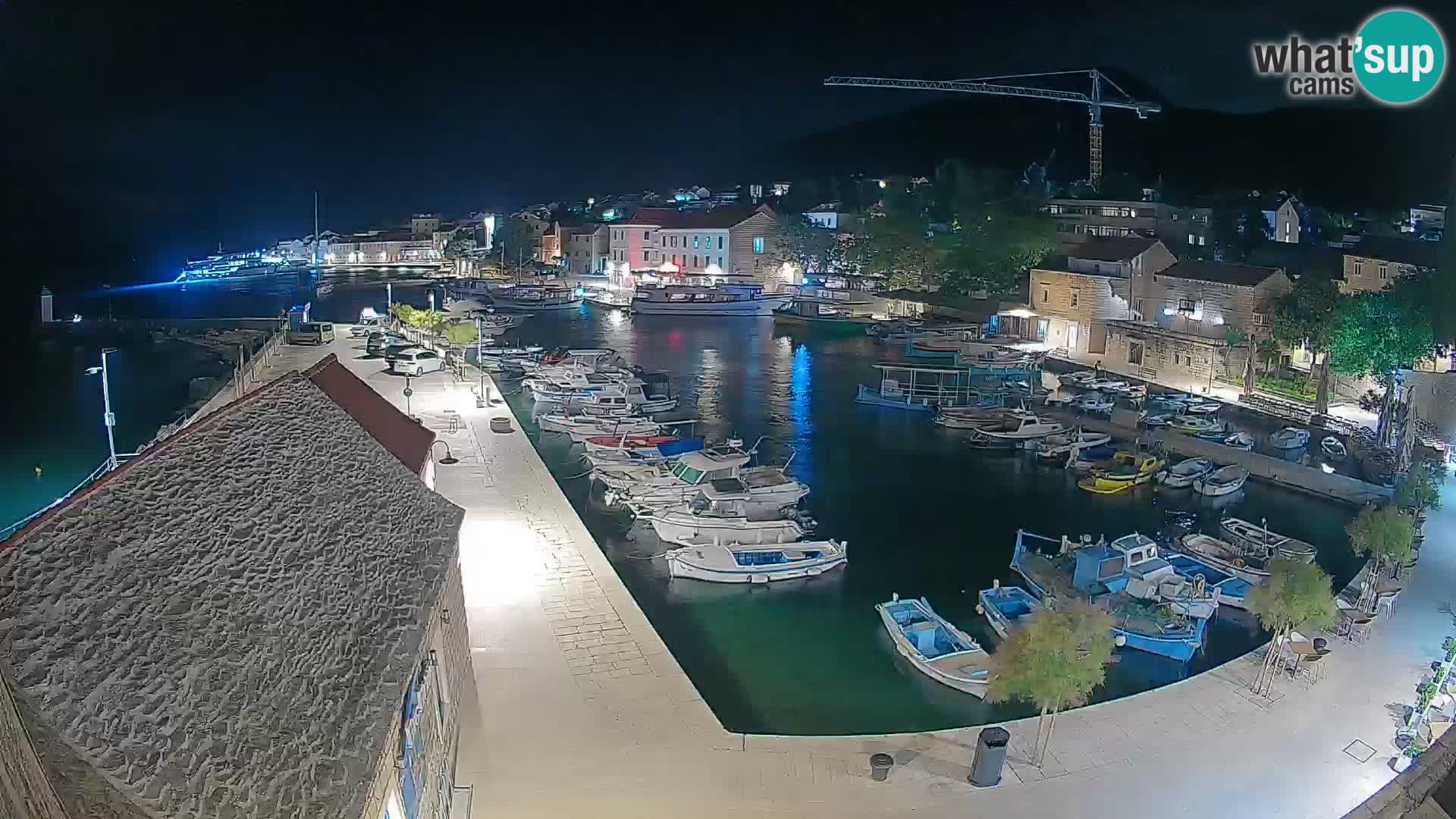 Web kamera Bol Riva – Pogled uživo na luku i marinu