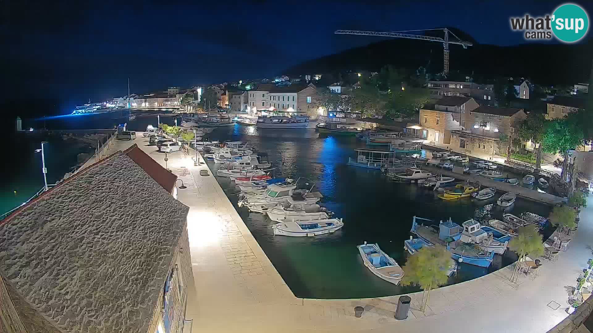 Web kamera Bol Riva – Pogled uživo na luku i marinu