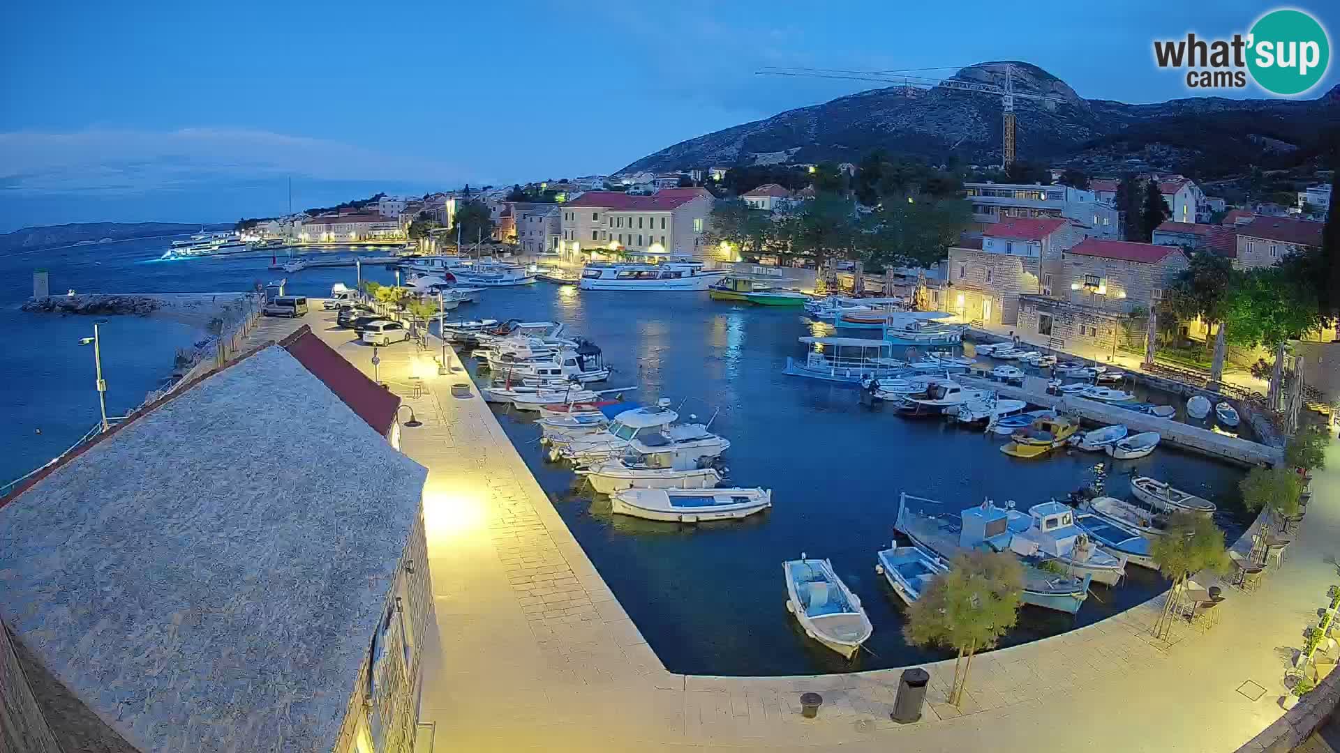 Spletna kamera Bol pristanišče – Pogled v živo na Rivo in marino