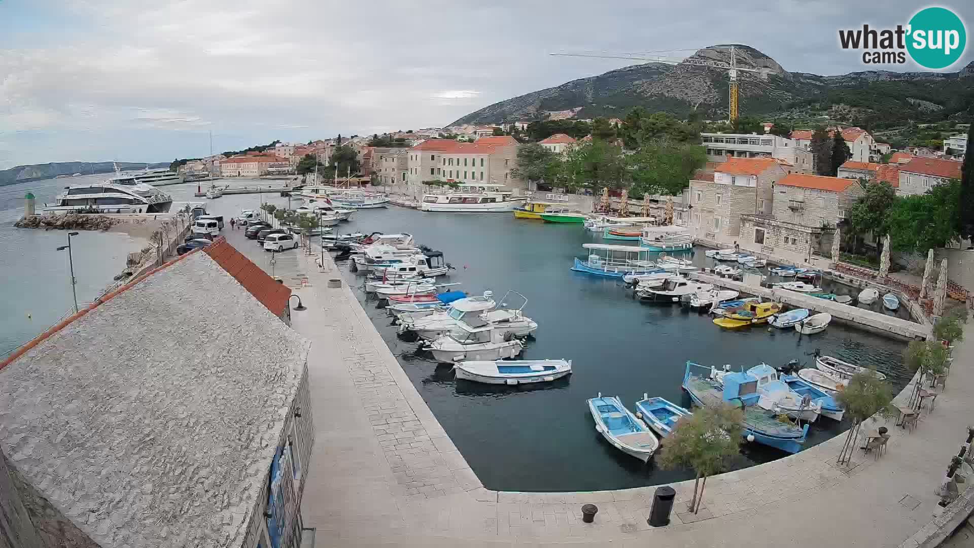Web kamera Bol Riva – Pogled uživo na luku i marinu