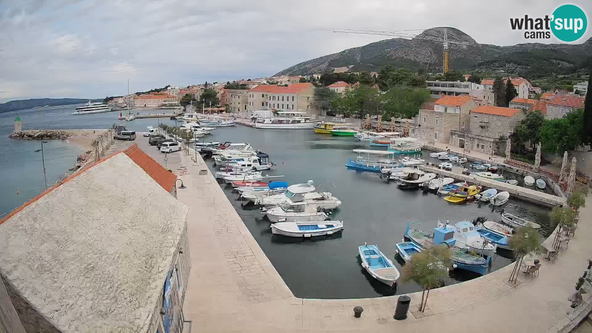 Web kamera Bol Riva – Pogled uživo na luku i marinu