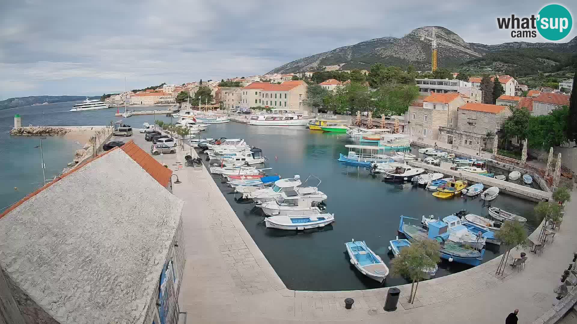 Web kamera Bol Riva – Pogled uživo na luku i marinu