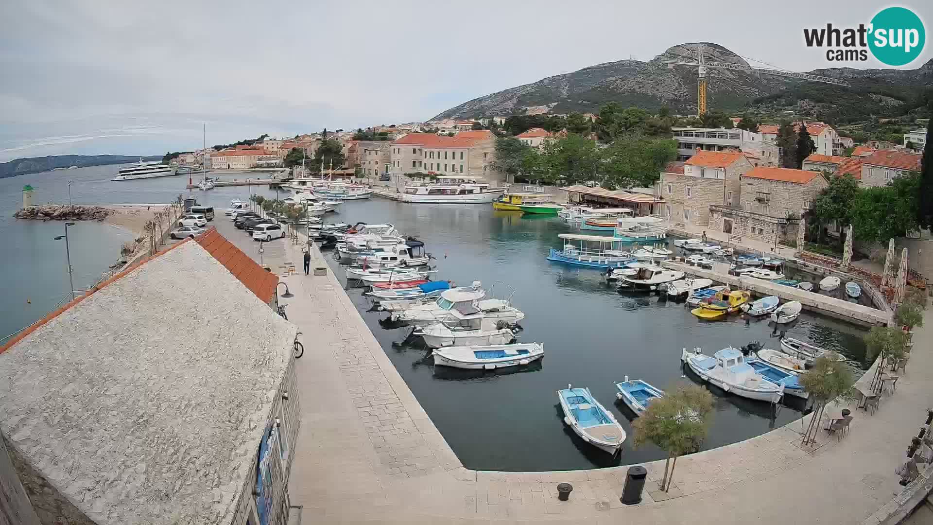 Web kamera Bol Riva – Pogled uživo na luku i marinu