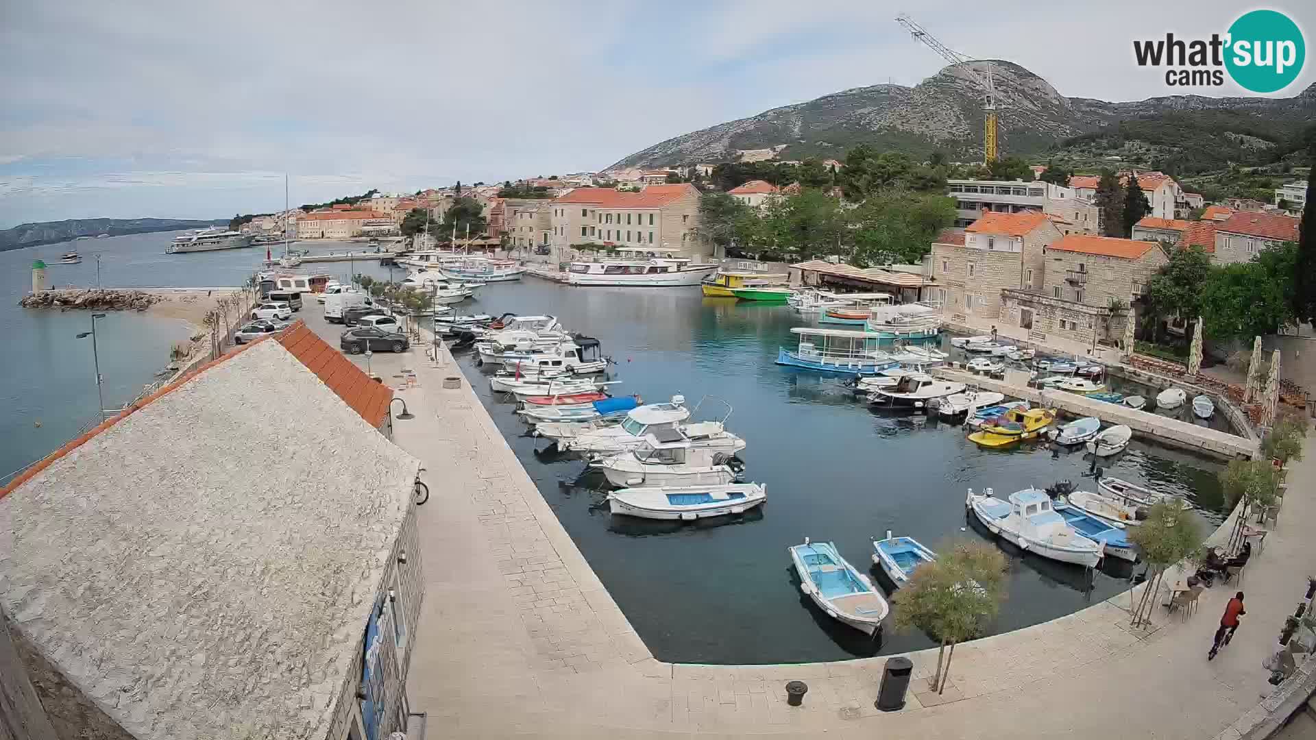 Web kamera Bol Riva – Pogled uživo na luku i marinu