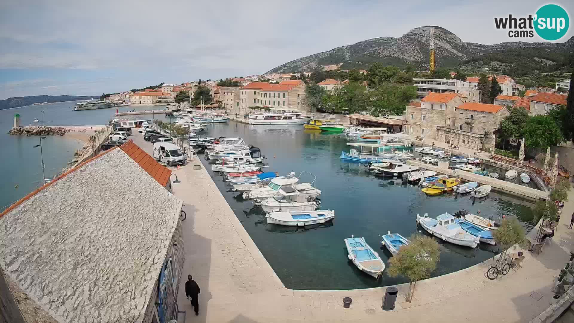 Spletna kamera Bol pristanišče – Pogled v živo na Rivo in marino