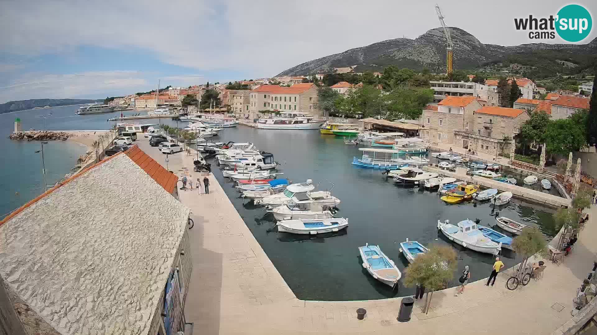 Spletna kamera Bol pristanišče – Pogled v živo na Rivo in marino