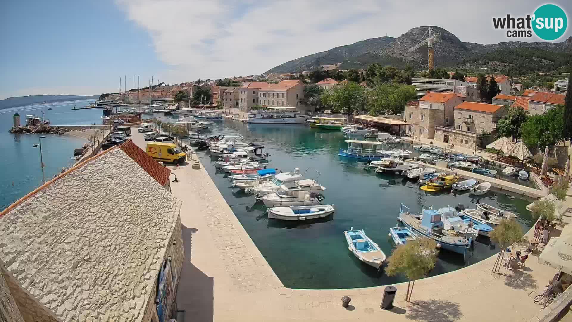 Spletna kamera Bol pristanišče – Pogled v živo na Rivo in marino