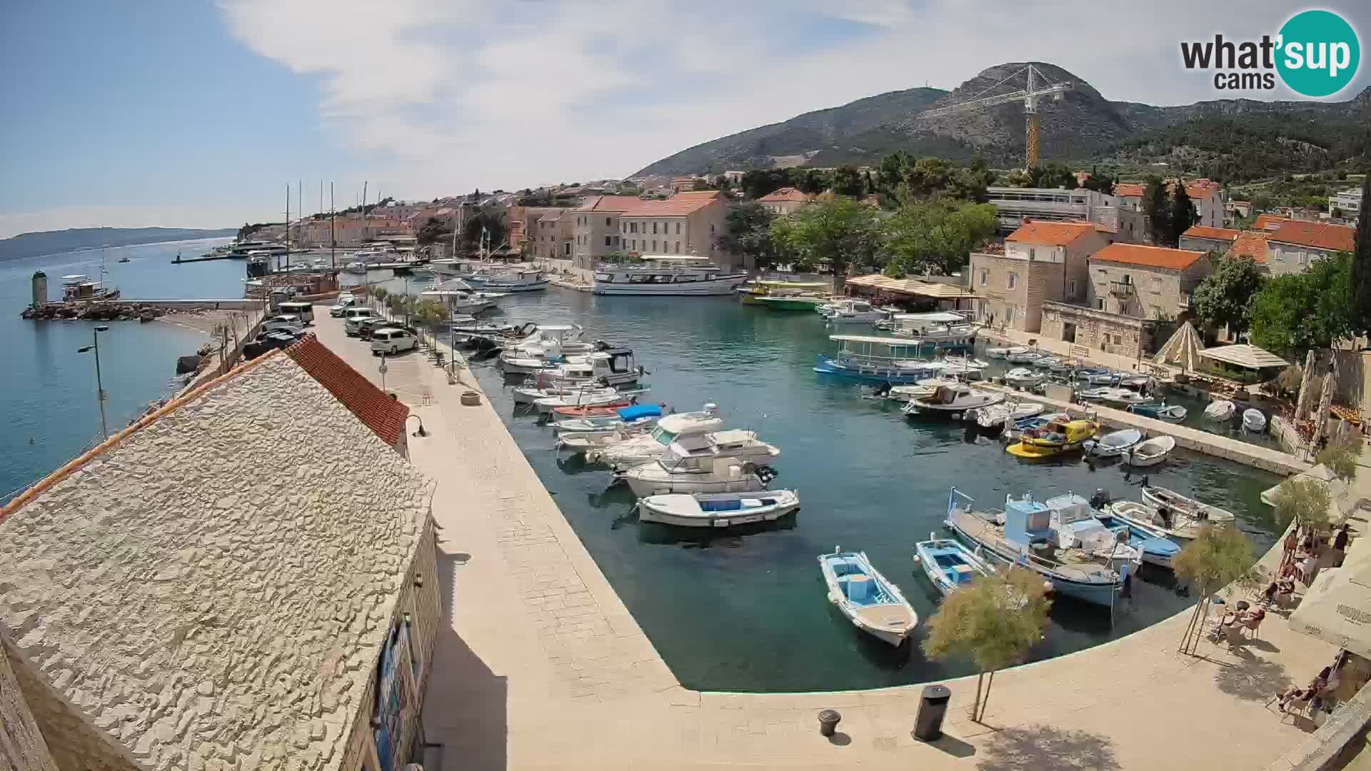 Spletna kamera Bol pristanišče – Pogled v živo na Rivo in marino