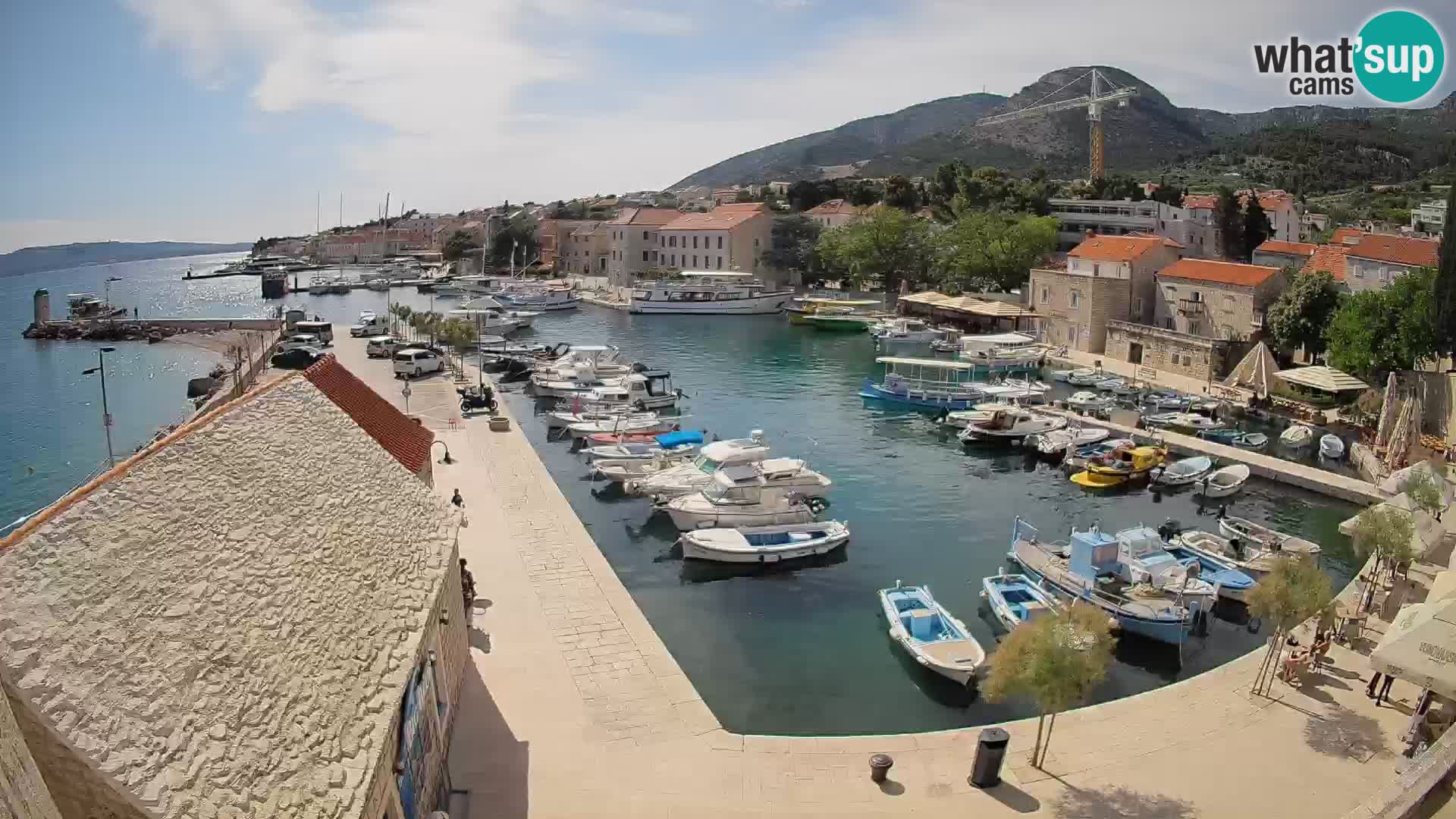 Spletna kamera Bol pristanišče – Pogled v živo na Rivo in marino