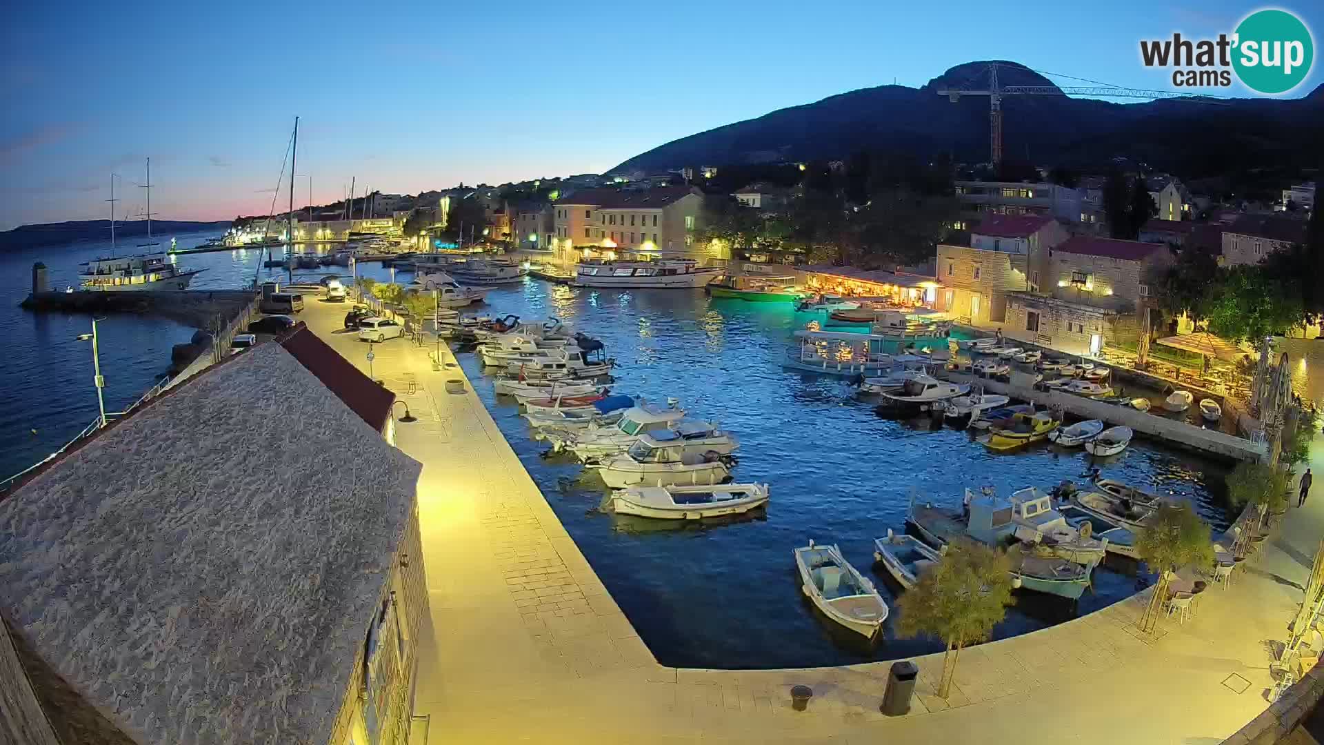 Web kamera Bol Riva – Pogled uživo na luku i marinu