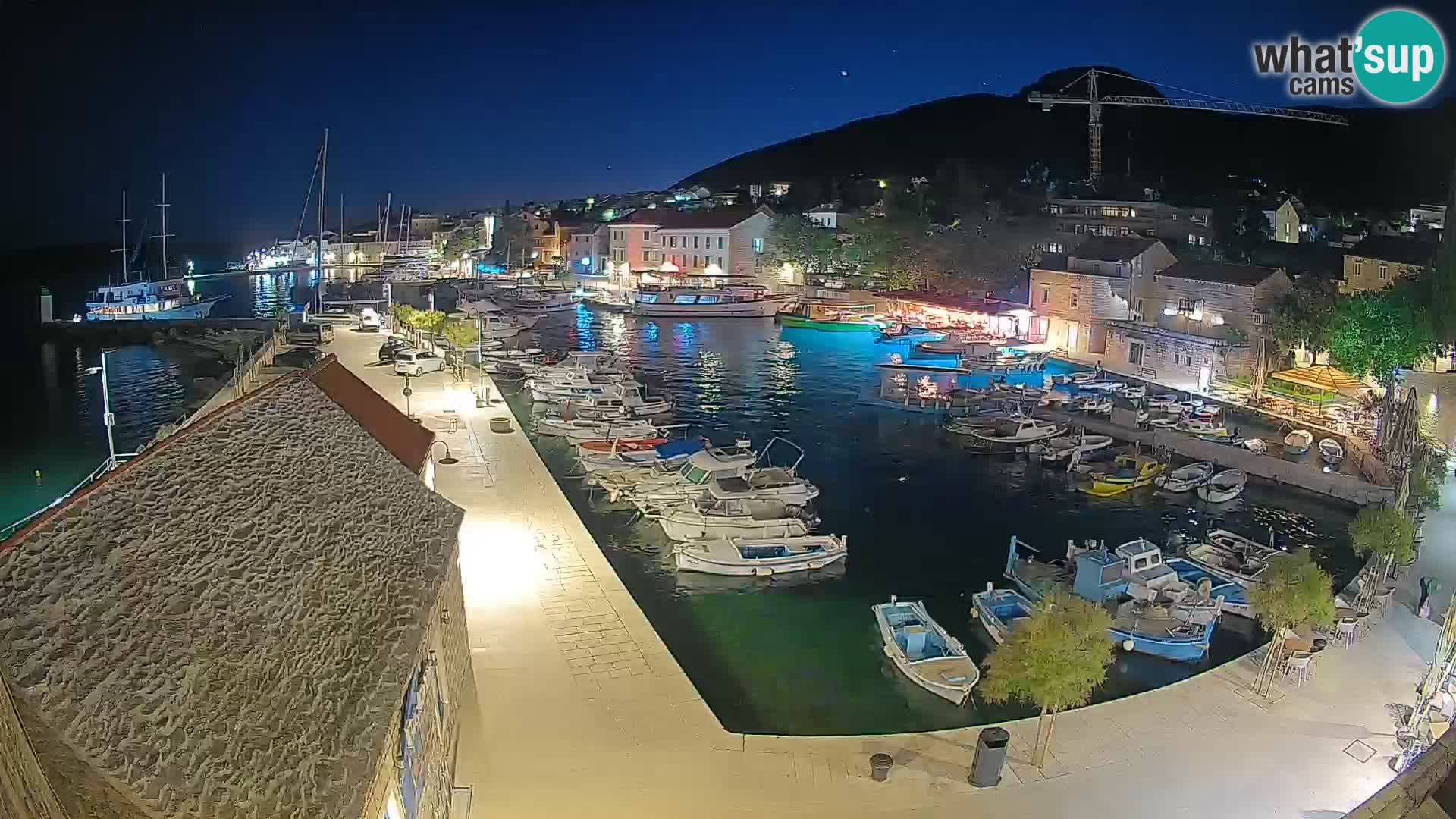 Spletna kamera Bol pristanišče – Pogled v živo na Rivo in marino
