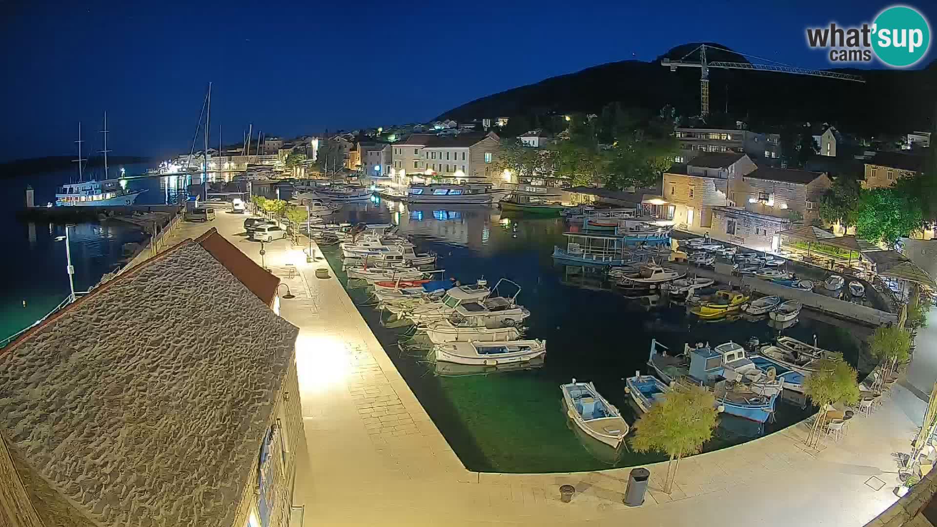 Web kamera Bol Riva – Pogled uživo na luku i marinu