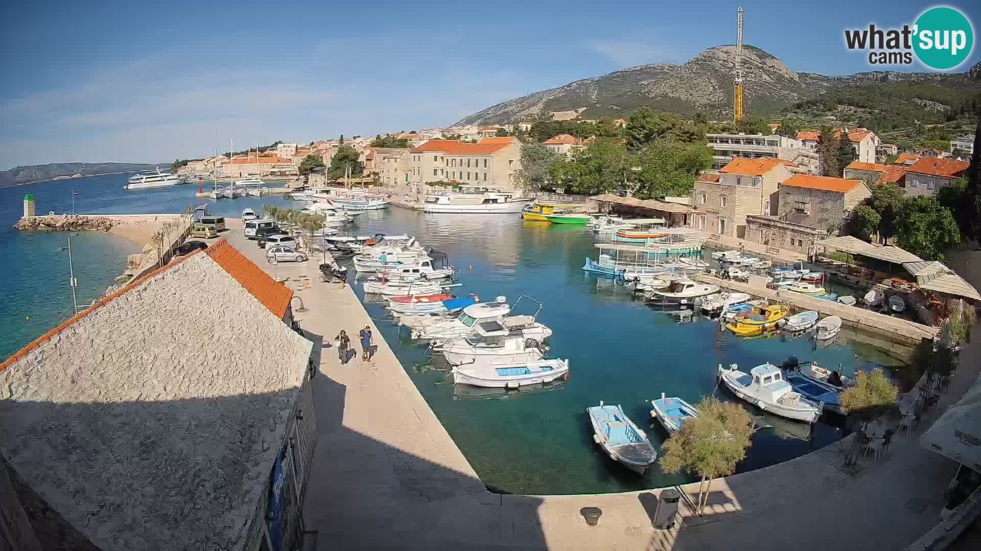 Spletna kamera Bol pristanišče – Pogled v živo na Rivo in marino