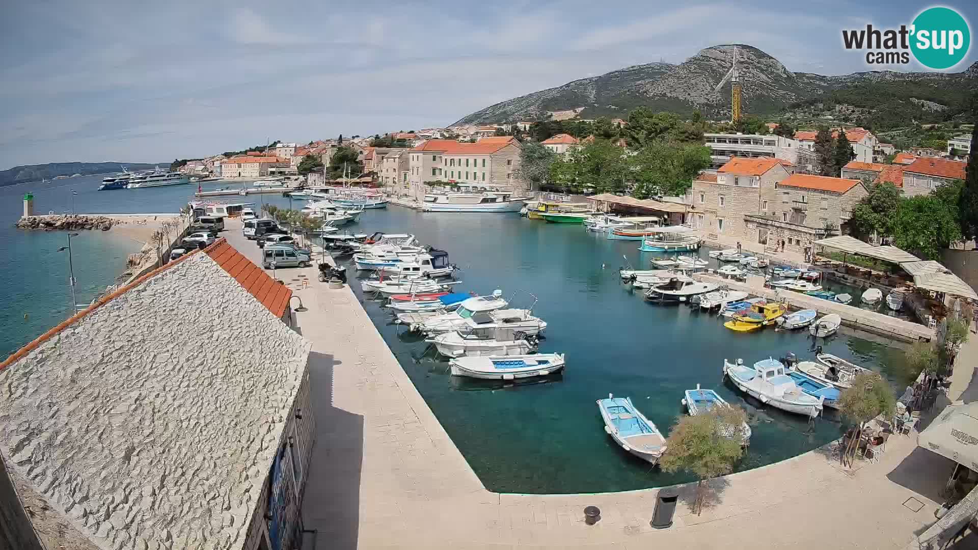 Spletna kamera Bol pristanišče – Pogled v živo na Rivo in marino