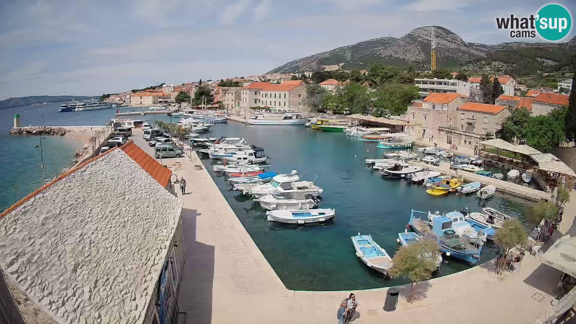 Web kamera Bol Riva – Pogled uživo na luku i marinu